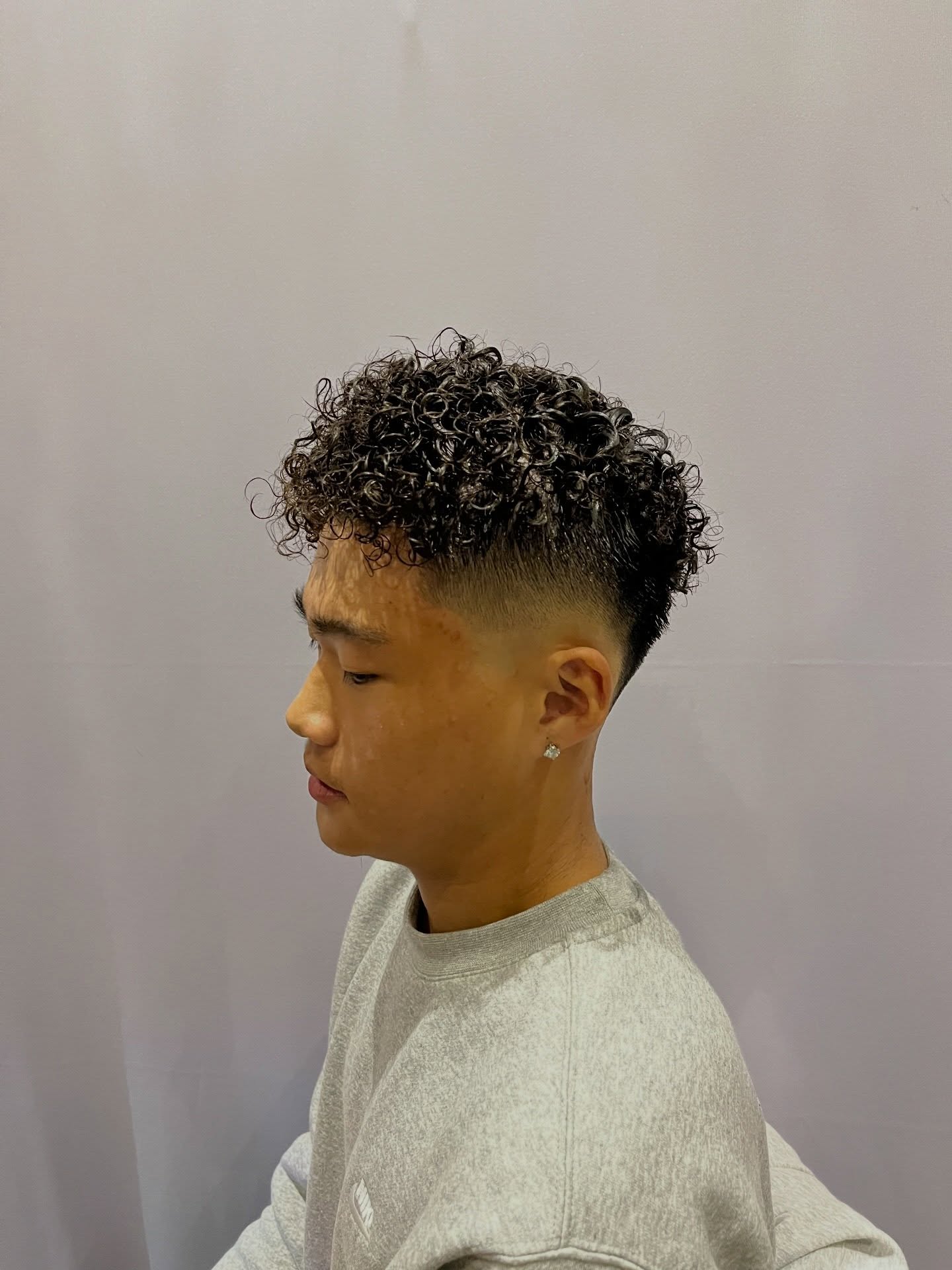 Tight curls + clean mid fade 🔥
Texture on top, sharp blend on the sides.
Perm done right hits different.
📍Toronto
DM for bookings
#perm #fade #barber #etobicoke