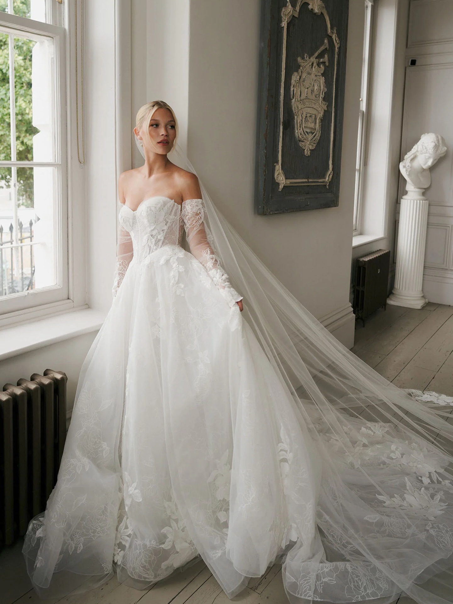 ✨Soft elegant and regal 🪶🦢
ATHENA from @lapremierebridalofficial is now available to try on until May 17th!
#bolee #bride #wedding #weddingdress #ballgown