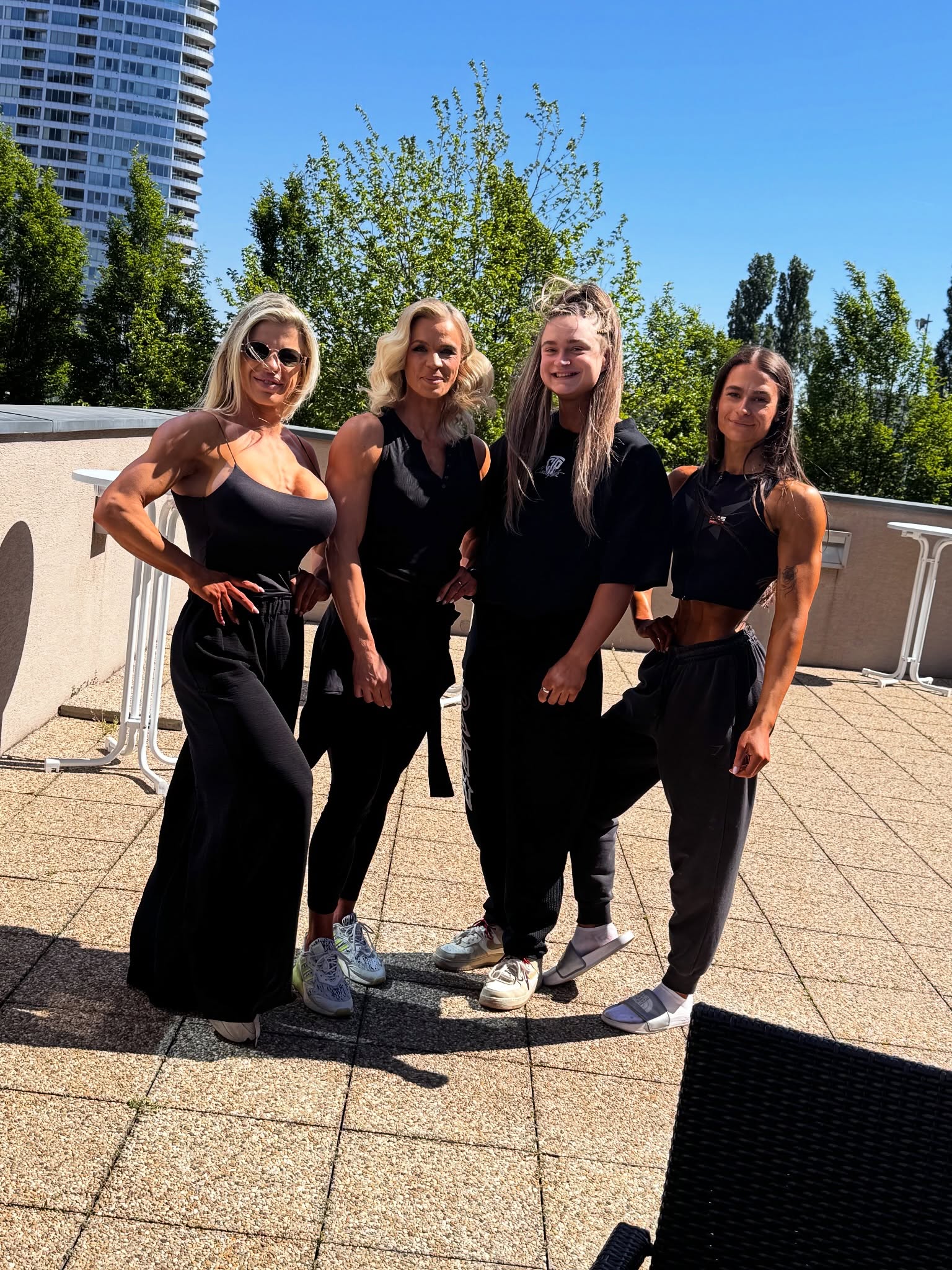 Zatiaľ aspoň takto pár pekných zachytených momentiek z backstage zo včera. Na pódiové fotky si budeme musieť ešte chvíľu počkať 😉.
🛡️ @coach.pista.team
📍Bratislava, GP365 NPC regional show
#npcslovakia #slovakfitness #womenfitness #gp365