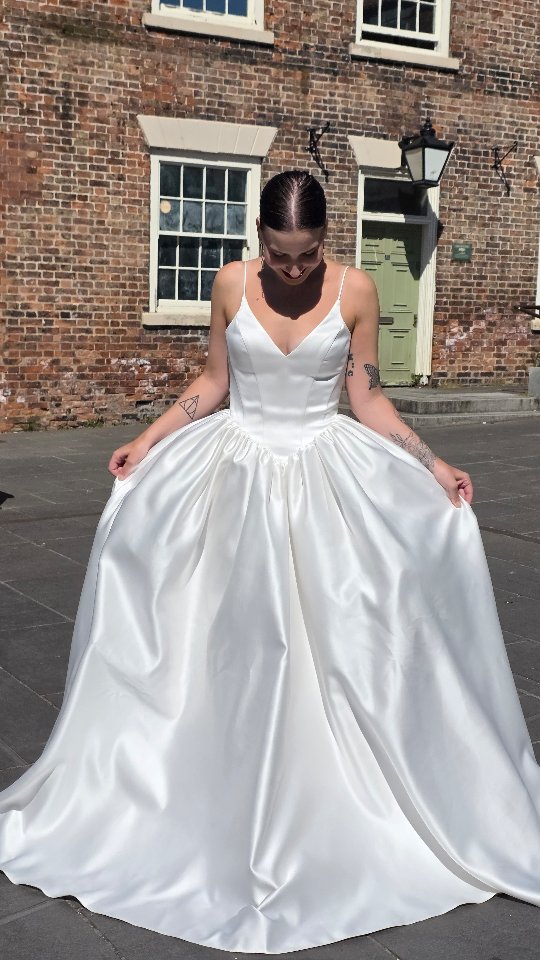 Who doesn't love an impromptu bridal shoot in the middle of Crowle?
#MWL #MWLLake #basquewaistweddingdress
#FullWeddingDress #sheffieldbride