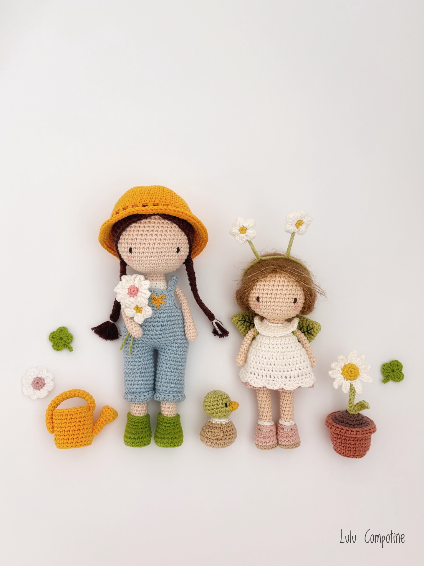 🌼 Ma petite Lulu a une nouvelle copine 🌼
Quoi de mieux que ce pic ensoleillé pour accueillir, avec un peu de retard le joli mois de mai et ses promesses de beaux jours, l’incontournable challenge de l’#amigurumay organisé par @airali_gray et vous remercier pour l’accueil réservé aux nouvelles panoplies de Lulu qui viennent de sortir !
La petite jardinière a l’air de vous plaire ! Moi aussi je l’adore !!!
Je vais essayer de me discipliner un peu pour poster plus souvent, coller aux thèmes de l’amigurumay et vous montrer les coulisses de ce qui se prépare en douce dans mon atelier… c’est le vrai chaos par ici, il y a des pelotes et des poupées de partout !
💛 Les panoplies de Lulu sont à retrouver sur le site des @les_editions_de_saxe avec en ce moment, une petite réduction si vous acheter le lot.
#poupeecrochet #lespoupeesdeluluaucrochet #lulucompotine #crochetdolls