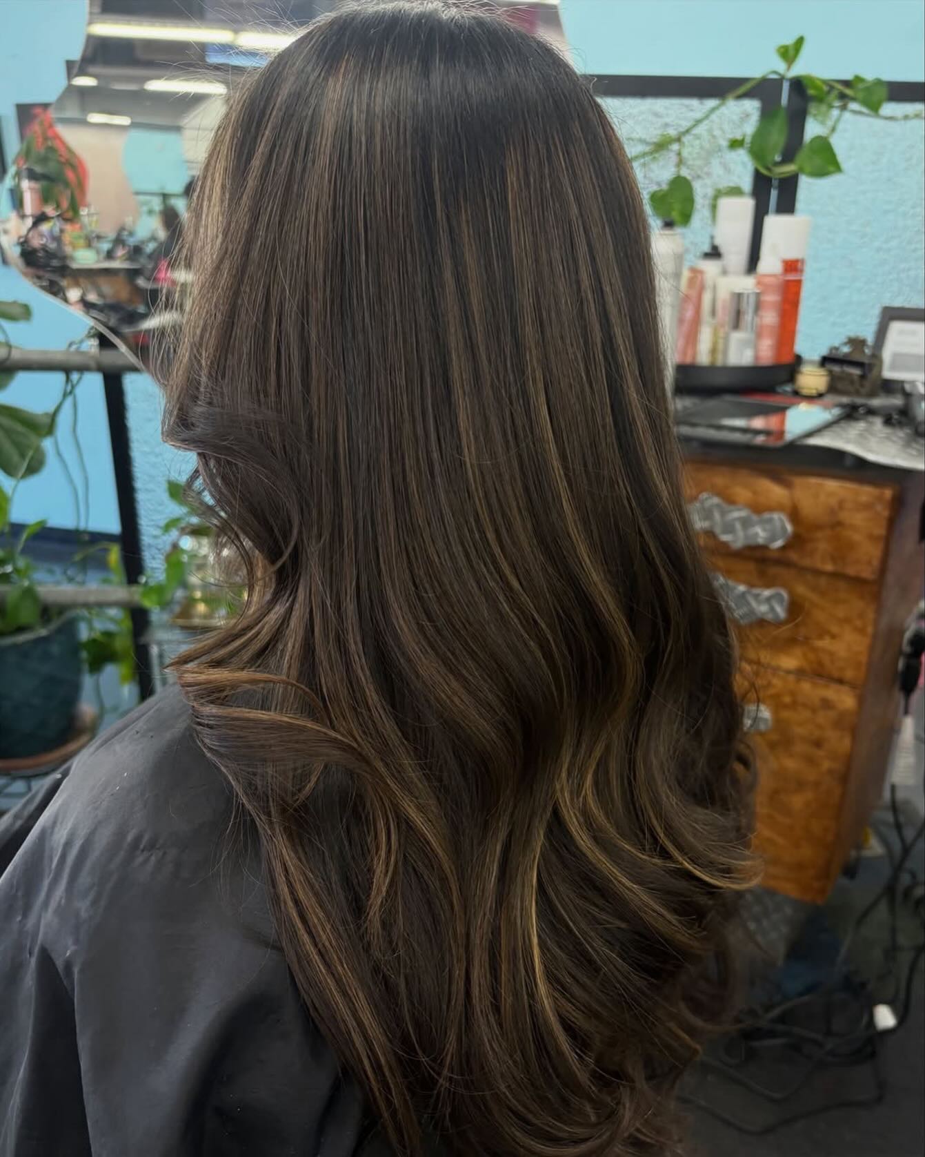 i don’t always do natural tones, but i really do enjoy doing them. 🐻🤍🍨🧸🍦 this is a highlight i did a few months back on virgin dark brown hair. something i like to do is leave in the natural root in as opposed to a root smudge to ensure a smooth transition as your roots grow out 🍒❣️