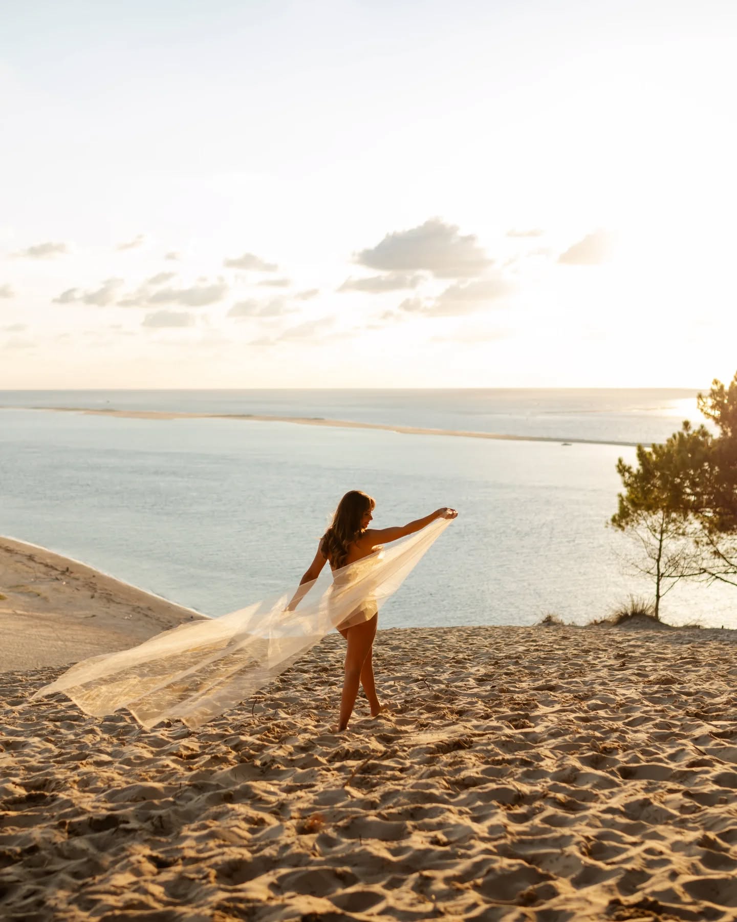 Découvrez cette photo en entier a la fin du carrousel ☀️ (gros coup de coeur pour le triptyque !)
Et vous, quelle est votre préférée ? 💛
Je crois que la grisaille de ces derniers jours me rend nostalgique des sunset de la saison dernière... 🙈 🌊
Merci @andfrn @colorcaramelo.82 de nous avoir rejoins lors du Workshop de @paulinebazeaudcoaching et de nous avoir permis de laisser s'exprimer notre créativité 🤌🏻
#photographetarn #photographerodez #albi #modelephoto #portrait