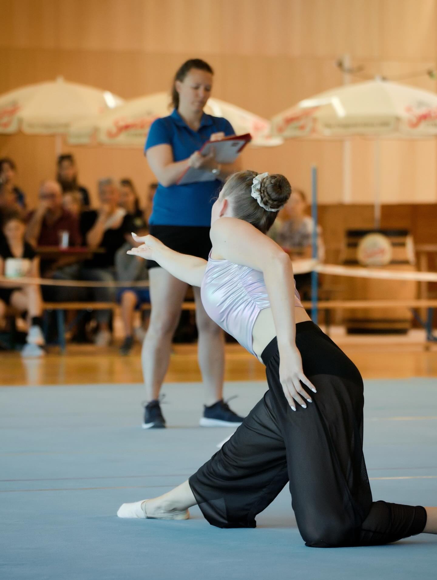 Saisonstart geglückt!🤩👯♀️
Am Rocco-Cup hend mir dörfe id Saison starte! Es isch en glungene Wettkampf mit folgende Resultat gsii:
Gymnastik:
🥇 Paar Celine und Patrizia mit 9.88
🥈 Einzel Patrizia mit 9.83
Aerobic:
🥇 Paar Sina und Patrizia mit 9.71
Mir sind unfassbar stolz und freued üs bereits scho uf dä Leubergcup!🥳
#roccocup#saisonstart#sieg#paar#stvsommeri