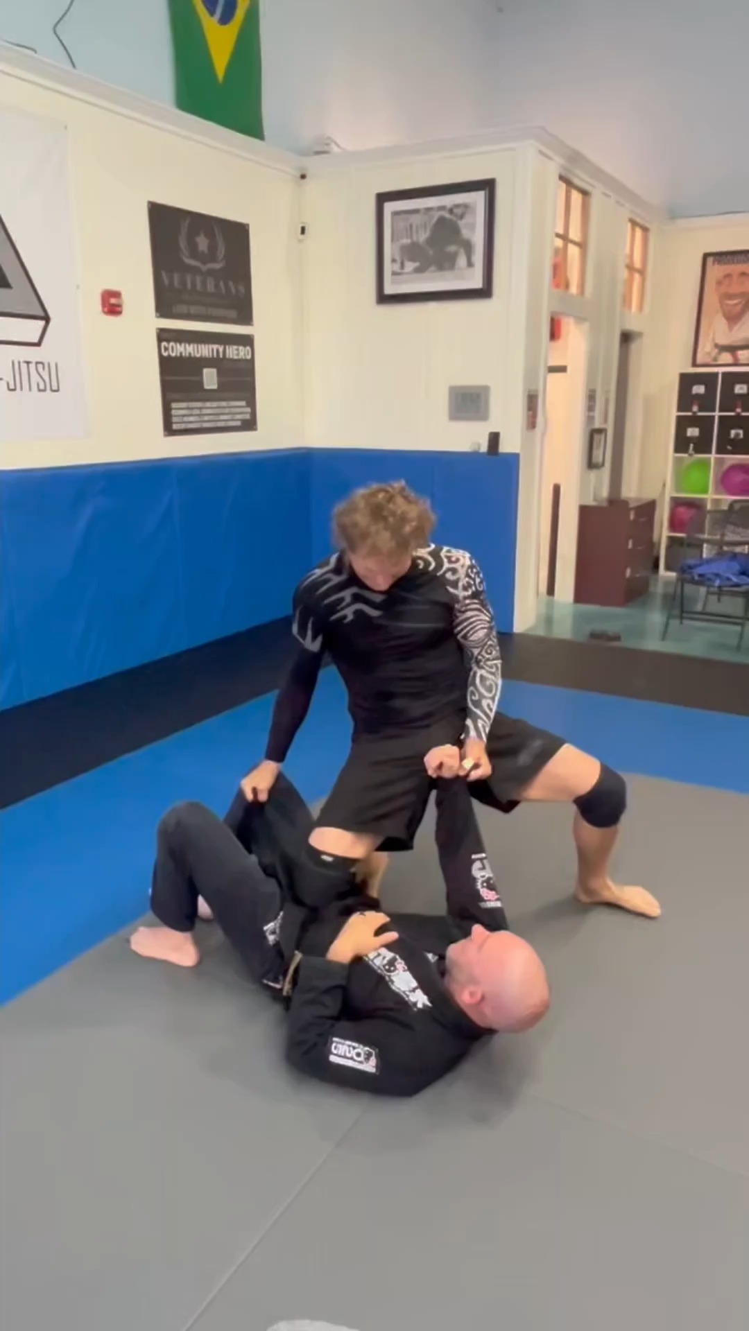Back step to arm lock.... Against a person in different clothing....
Effective? Who knows... Try it
@yogamusheen | @jeff_albrecht_ayala