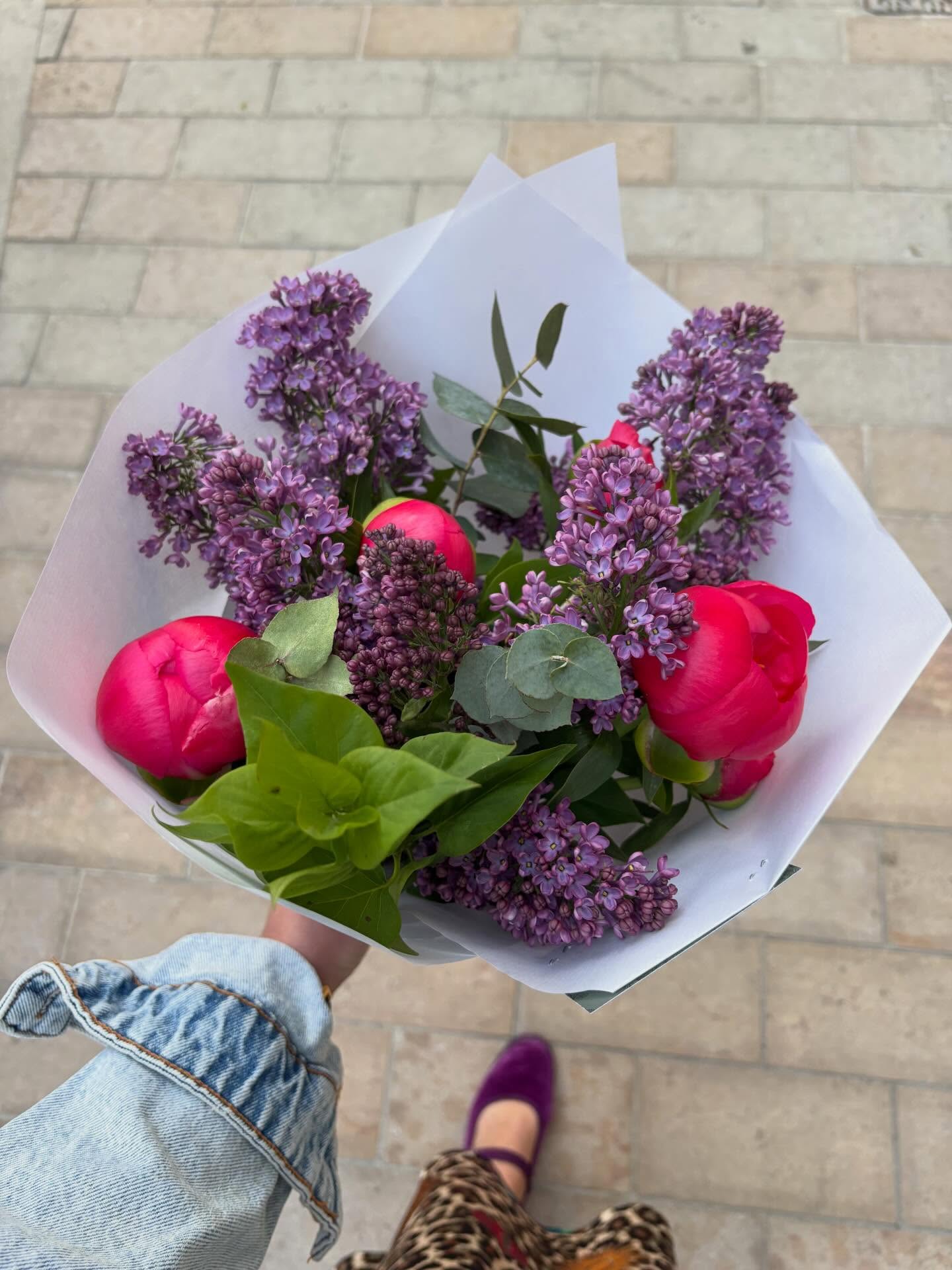 Flowers delivery • 💐
Des fleurs pour vous faire plaisir, à offrir à ceux que vous aimez, pour remercier ou célébrer : il y a toujours une bonne raison d’offrir des fleurs !
Des fleurs partout, tout le temps - depuis 2022 •
#fleuristelyon #fleurs #livraison #fleursdesaison