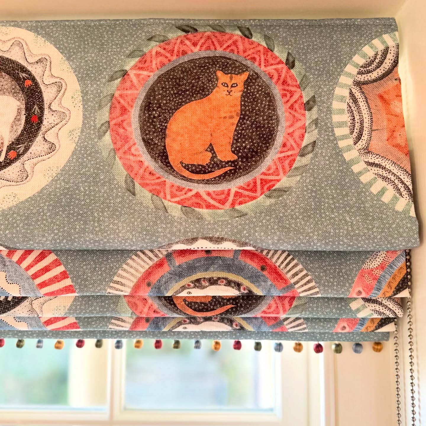 Dinner Party Ready… how fabulous is this Kit Kemp Robina’s Dinner Party fabric in teal, complemented by Samuel and Sons Aurelia Beaded Fringe in Jewel. The perfect addition to a lovely kitchen/dining room ✨
#romanblind #dinnerparty #kitkemp #handsewn #dinnerplate