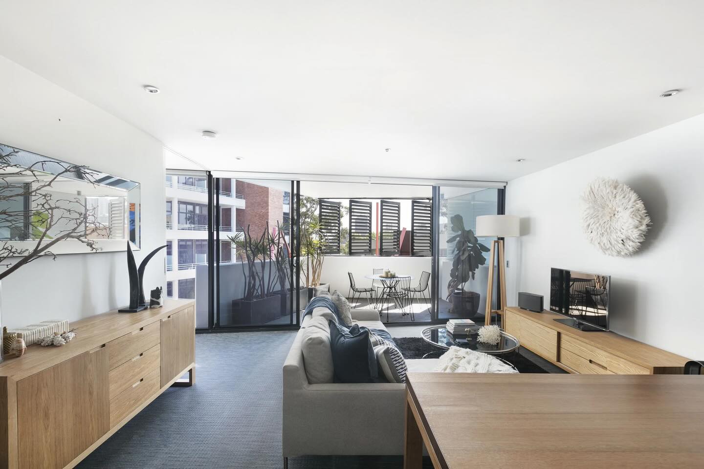 Just bought! Off-market Surry Hills. Hugh and I have just purchased a cool city pad in the ‘Jasper’ building, part of the ever-popular St Margarets complex. With resort-like amenities, a private balcony & peaceful outlook in easy reach of the CBD - our client can enjoy city living at its best.