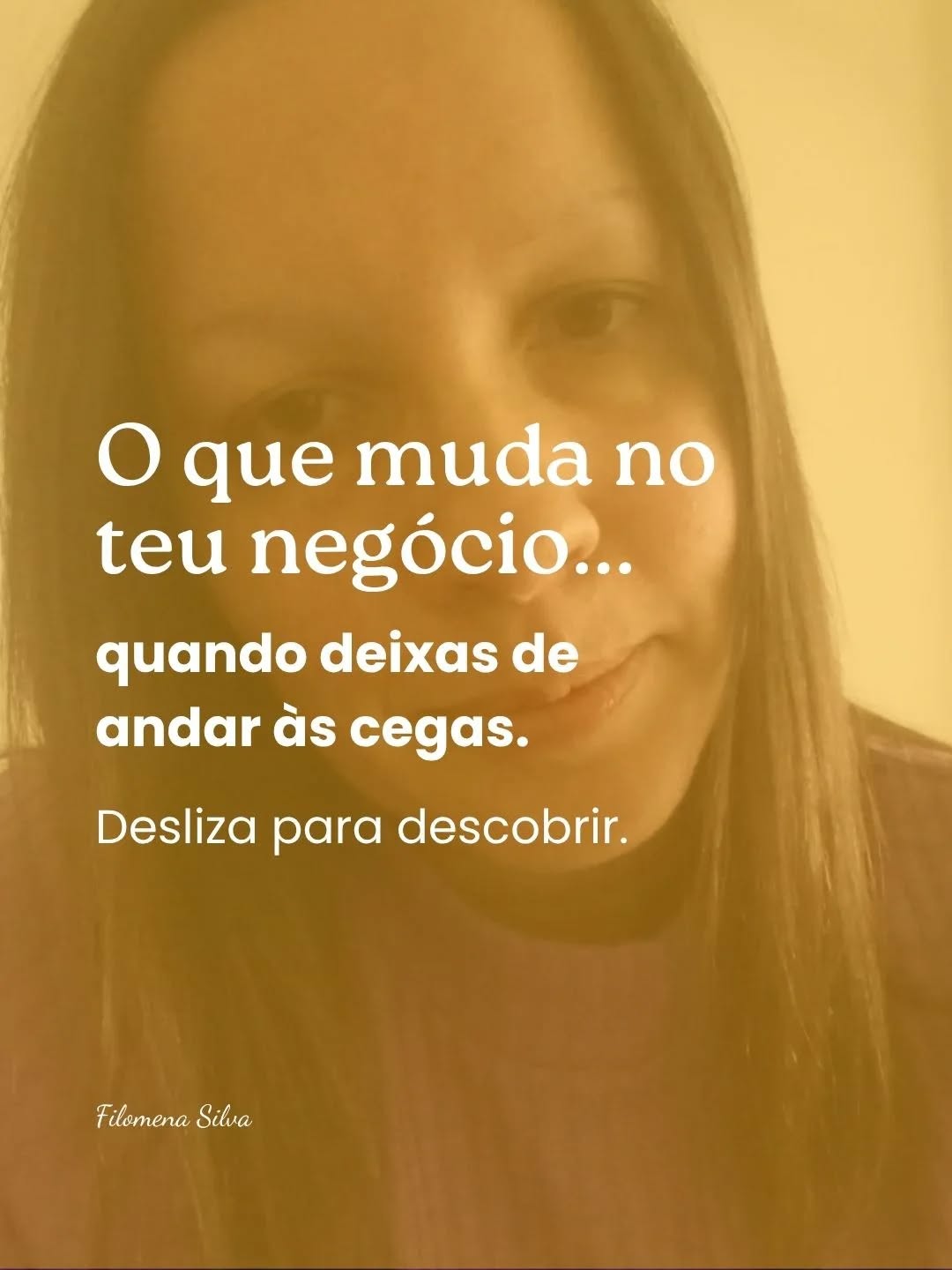 Há uma fase no teu negócio em que parece que estás sempre a fazer alguma coisa… mas nada encaixa verdadeiramente.
E o mais desgastante não é o trabalho em si. É a sensação de não saber exatamente o que está a fazer diferença e o que está só a causar ruído.
Durante muito tempo, foi isto que me aconteceu.
Não era falta de esforço mas, confesso, eu não fazia ideia do que é que estava a fazer. Testava estratégias aleatórias que funcionavam com outras empreendedoras e que, como não eram adaptadas ao meu negócio, obviamente não funcionavam para mim.
Hoje para mim isto é claro, mas durante muito tempo não foi… e nada parecia suficiente. Isto soa-te a algo familiar?
Aos poucos, isso começa a afetar a forma como te vês.
Começas a questionar se és tu, se é o teu conteúdo, ou se é a tua ideia de negócio que não serve.
Mas a verdade é bem mais simples: sem direção, até o negócio mais consistente não dá resultado.
Ter clareza sobre o teu negócio, a capacidade de ver onde estás e saberes para onde queres ir é meio caminho andado.
Não torna o teu negócio perfeito, é certo. Mas torna-o mais previsível. E é exatamente isso que tu precisas!
Passas a saber o que estás a fazer e porquê. Começas a perceber o que importa manter e o que precisa de ser ajustado ou eliminado da tua estratégia de marketing. E, acima de tudo, deixas de andar em círculos.
Se neste momento sentes que estás a trabalhar demasiado, mas sem ter estrutura por detrás do que estás a construir… este pode ser o dia em que tudo começa a mudar.
E é exatamente isso que eu trabalho no meu método.
Diz-me: estás mais na fase do “estou a fazer tudo o que posso a ver se resulta” ou do “já tenho a certeza do que estou a construir”? Diz-me nos comentários. 👇