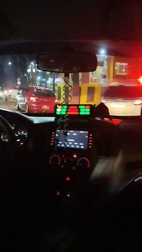 🚨 Força Tática prende homem com revólver calibre .32 no bairro Conquista, em Rio Branco
Uma ação conjunta das equipes de Força Tática do 2º e 1º BPM resultou na prisão de um homem por posse ilegal de arma de fogo, no bairro Conquista, em Rio Branco.
Segundo informações obtidas pela reportagem, os policiais realizavam patrulhamento quando receberam denúncia de que um suspeito estaria comercializando um revólver calibre .32 em um apartamento na Rua Chico Mendes.
Ao chegar no local, o homem foi localizado e, durante a abordagem, confirmou que possuía a arma e indicou onde estava escondida. No local, foi apreendido um revólver calibre .32 e quatro munições intactas.
O suspeito afirmou que não tinha registro do armamento e que pretendia vendê-lo. Ele foi preso e encaminhado para a delegacia.
📌 matéria completa no site www.acrealerta.com.br
#RioBranco #Acre #PoliciaMilitar #ForcaTatica #SegurancaPublica #ArmaDeFogo #Conquista #PMAC #Apreensao #Prisao #OcorrenciaPolicial #AcreAlerta #Noticia #PlantaoPolicial
