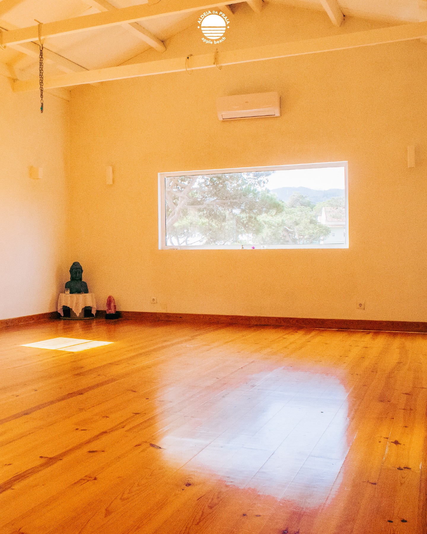 🇵🇹 A sala está vazia. O barulho da tua cabeça, também.
Yoga e massagens com @sana.maresia na Aldeia da Praia.
Não é um evento. É um reset.
🇬🇧 The room is empty. The noise in your head is too.
Yoga and massages with @sana.maresia at Aldeia da Praia.
It’s not an event. It’s a reset.
#aldeiadapraia #sanamaresia #yogasintra #wellnessday #massagemportugal #yoga #sintra #wellbeingportugal #ecoresort