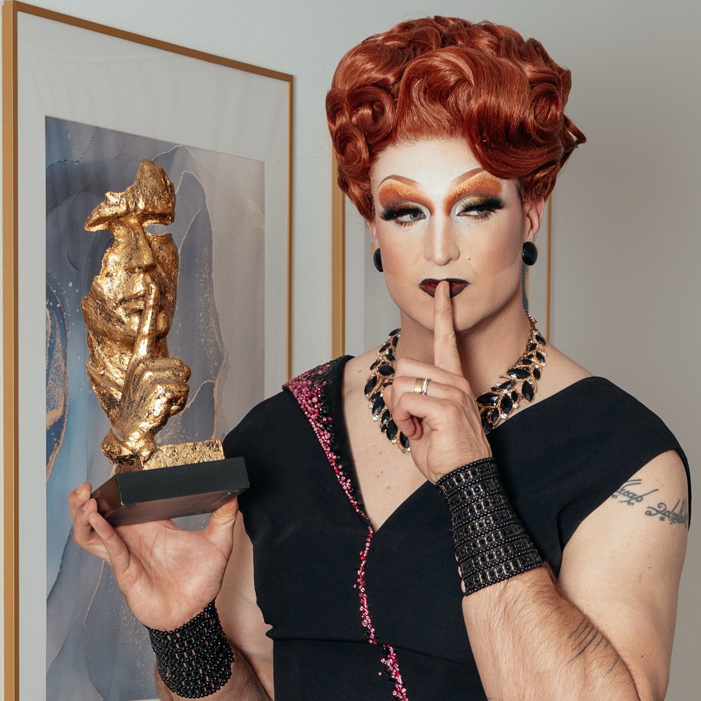 After a long while some new pictures.
Silence is an art form. Not every thought deserves a stage, and not every voice deserves your energy.
Elegance is knowing when to speak and when to simply raise an eyebrow and carry on.
Choose grace. Always.
#wisewordsoftheday #dragqueen #switzerland
Picture by @steve_w_grams
