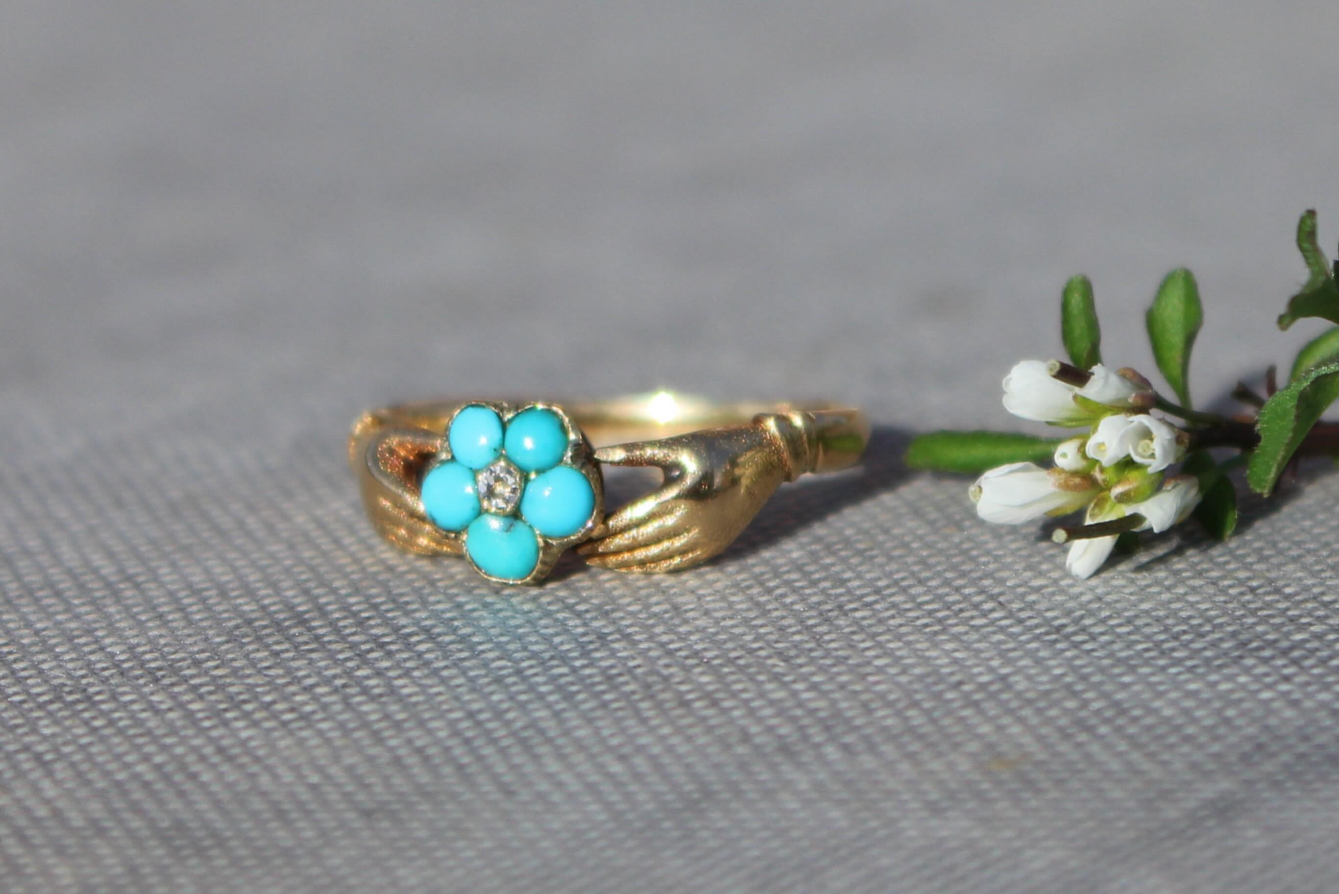 The sweetest and rare Regency turquoise forget me not Fede locket ring in gold circa 1820
Wonderful condition with a small diamond to the centre and the original glazed locket compartment under the head.
Hand motifs were a popular romantic symbol in Georgian jewellery, the clasped hands called “fede” from ‘mani in fede’(hands joined in faith) representing friendship, love, and betrothal. Turquoise was frequently used in Georgian jewellery to represent ‘forget-me-not.’
Listed on our website and coming to the @decorativefair next week
#georgianjewelry #antiquering #newarrivals #antiquejewelryaddiction #jewelry