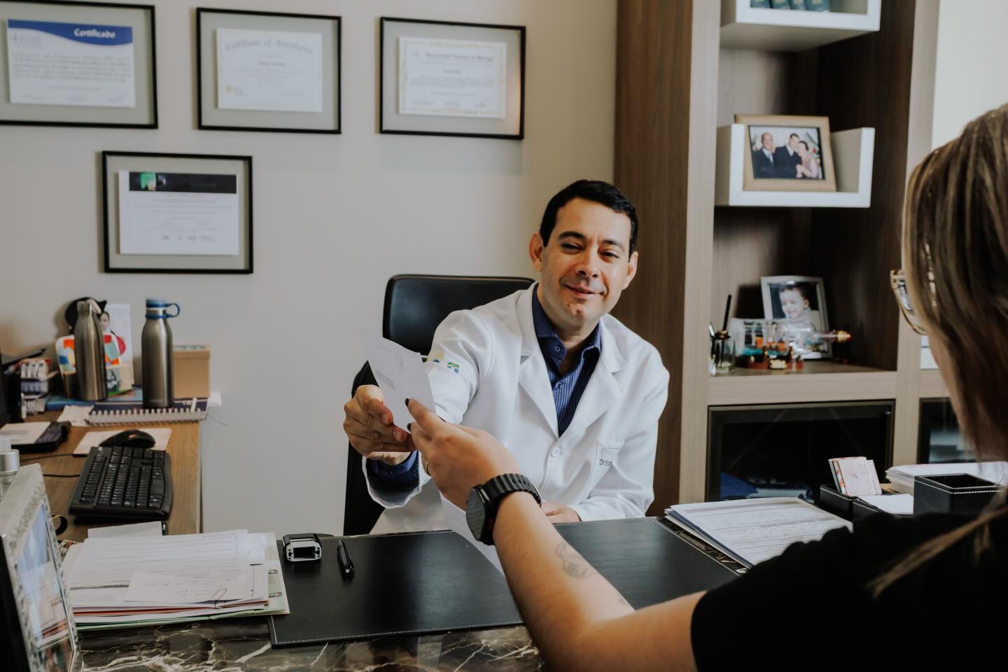 Começando a semana. Dizem que quem trabalha com o que gosta não trabalha nenhum dia.
Fazer o que se gosta transforma a nossa rotina. Não é sobre a ausência de problemas, mas sim sobre encontrar as soluções e ver o impacto real do nosso esforço.
Todos os dias acordo com a certeza de que cada desafio enfrentado é uma oportunidade de aprendizado e evolução.
Bora 😉😉
#cirurgiarobotica #cancerdeprostata #urologia #sbu #saudedohomem