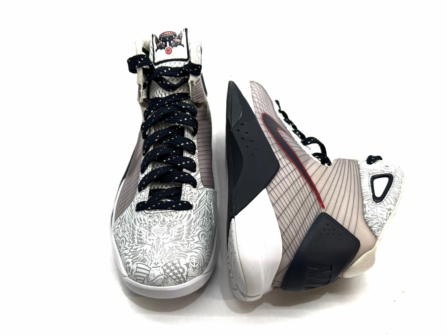 Nike Hyperdunk
“United We Rise”
333490-141
WHT/DRK OBSDN (UNITED WE RISE)
Size 9 Pre-Owned $324
#united #rise #kobe #hyperdunk #illery