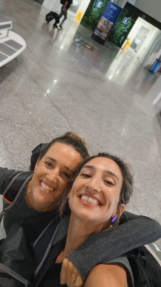 Cuando antes de viajar tienes ideas para reels, estás en el vuelo de vuelta y te acuerdas que no has grabado nada 🙈
Termina un mes de aventura por Colombia y México, y ¡vaya mes! Super agradecidas de todo lo vivido.
Y emocionadas por lo que viene. Si estás planeando un viaje de septiembre a enero, atenta ‼️ porque durante el mes de mayo anunciamos fechas de las próximas experiencias Nakama.
#nakama #aventura #mexico #panamá #colombia