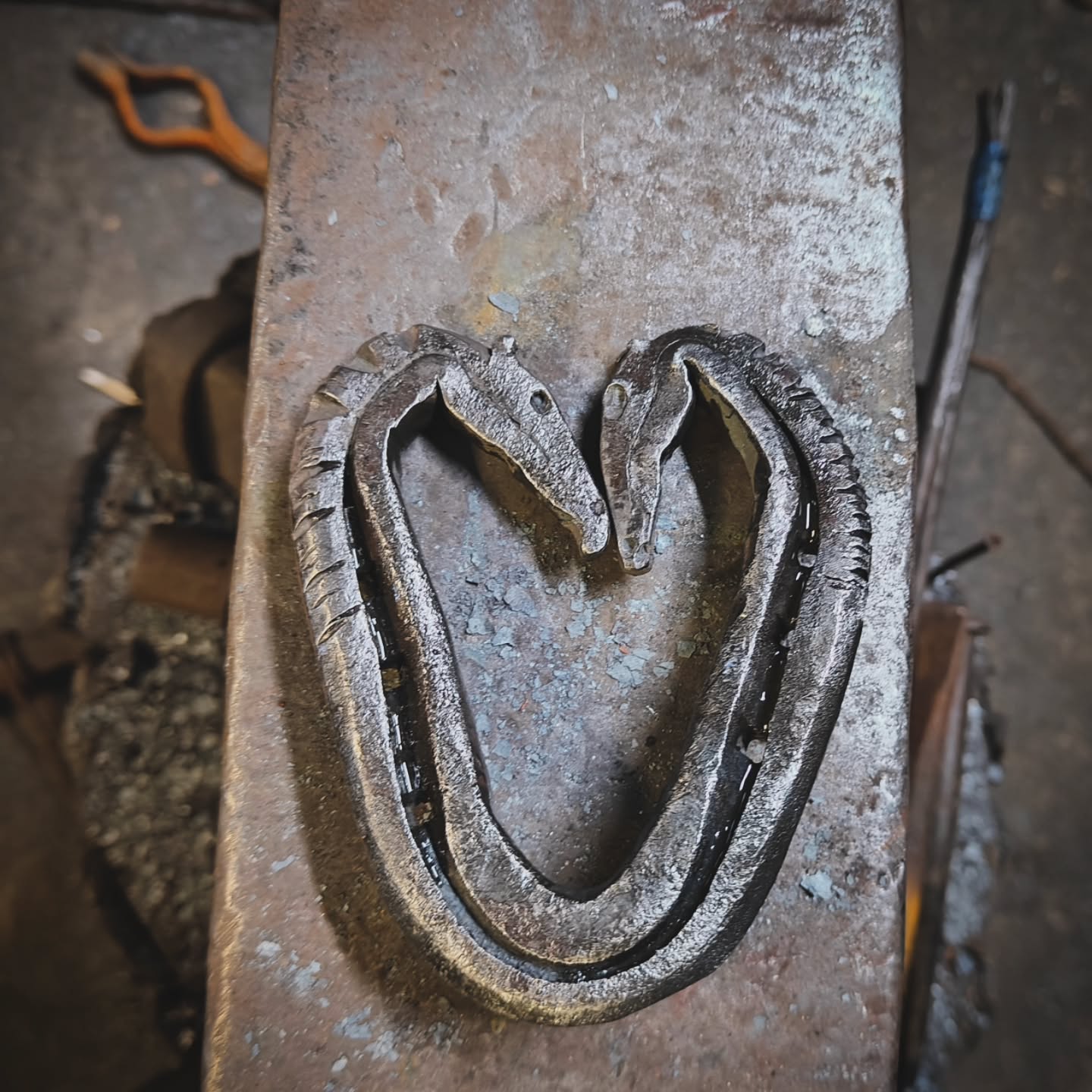 Usually I'm not a fan of horse shoes, but Neil made a beautiful use of one last night in the evening class. Bravo sir👏🏻👏🏻👏🏻👏🏻
book your place @ www.hotmilkforge.com
#learntoblacksmith #blacksmithingclasses #mindfullness #forgedinfire