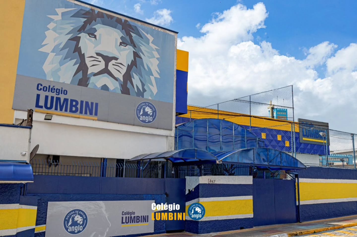 💙 AQUI SÓ TEM FERA
Ser Lumbini é carregar no coração muito mais do que o nome de uma escola. É fazer parte de uma história construída com cuidado, dedicação e conquistas todos os dias.
É ver nossos alunos crescendo com confiança, aprendendo com propósito e descobrindo o próprio potencial em cada etapa.
É sentir que aqui cada detalhe importa, cada conquista é celebrada e cada aluno é único.
Temos orgulho de quem somos e de tudo o que construímos juntos. 💙