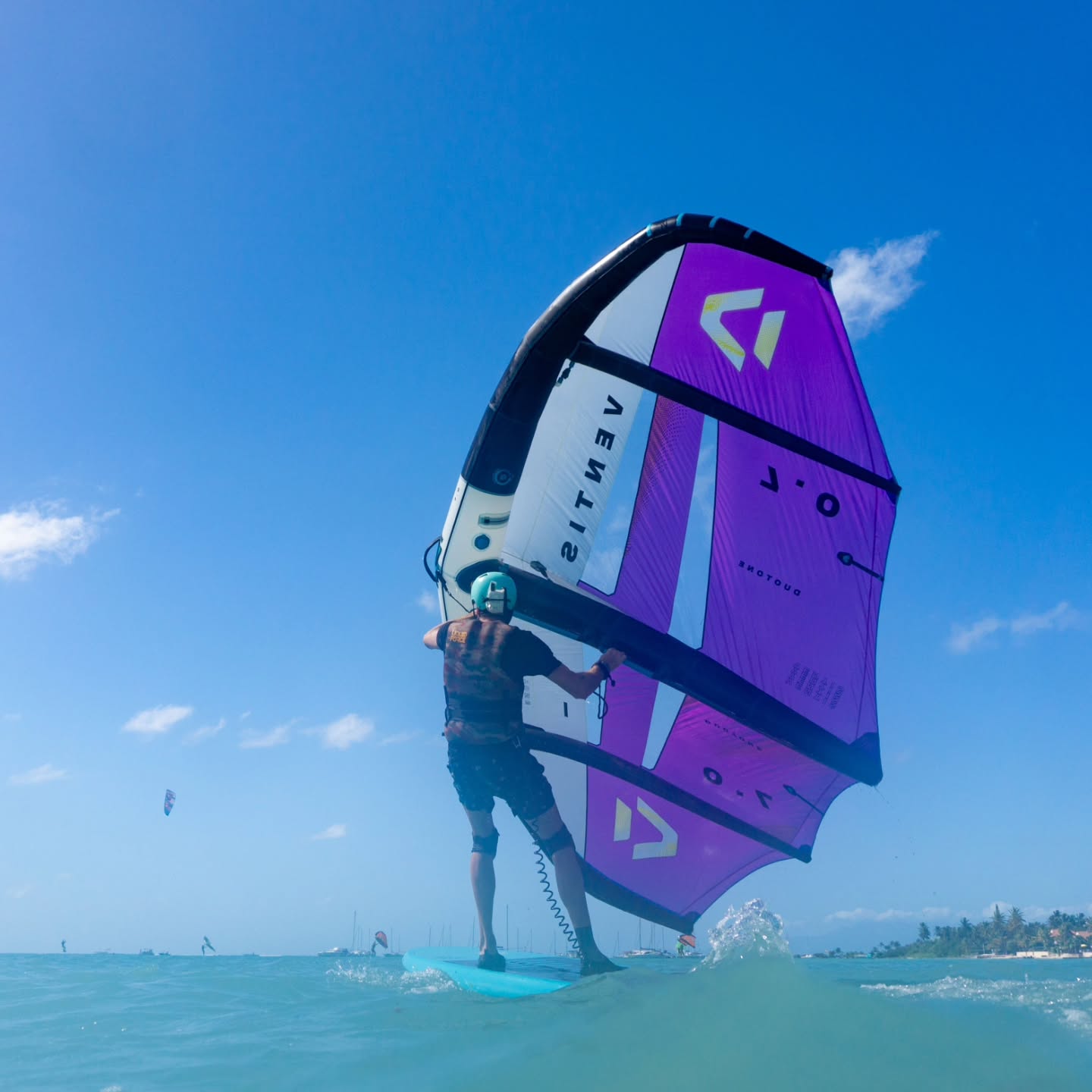 Fais comme Clément 🤙
Viens tester, kiffer… et rapidement devenir accro au wingfoil avec nous !
Nos moniteurs t’accompagnent toute l’année, des premiers gestes avec l’aile jusqu’à tes premiers longs bords dans le lagon 🌊
Rejoindre Kawana 🏝, c’est aussi intégrer une vraie communauté de riders passionnés en Guadeloupe.
Le spot t’attend… à toi de jouer 🫶🤘
#wingfoil #guadeloupe #foil #wingfoilschoolguadeloupe