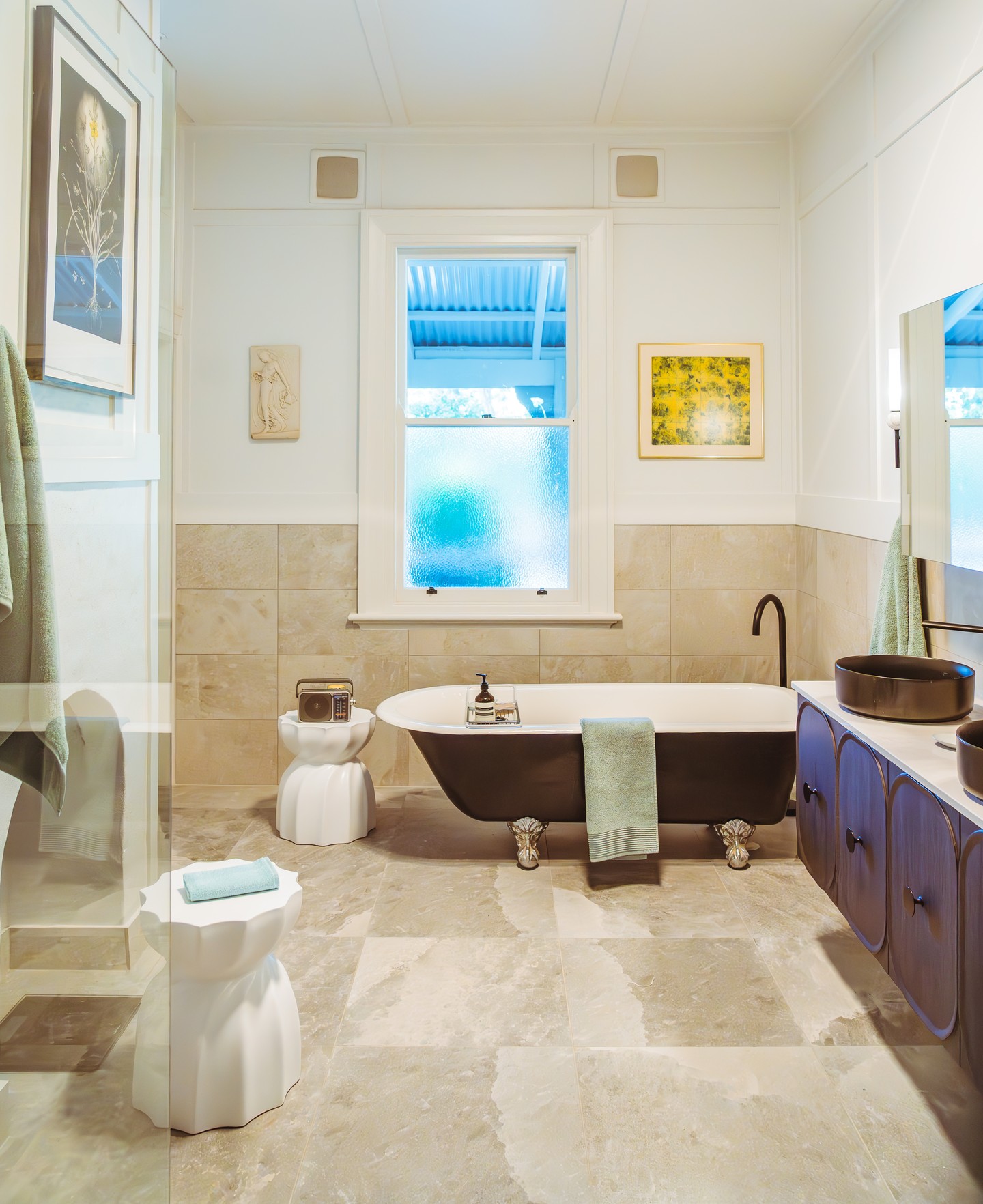 A heritage bathroom where the clawfoot bath and period detailing set the tone, with a custom vanity as a considered modern update.
#buildtrendhomes #macedonrangesbuilder #periodrenovation #heritagerestoration #bathroomdesign