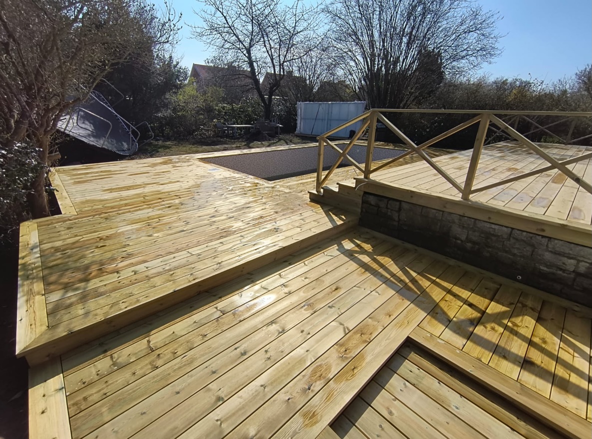 No compromises were made on this multi level #trädäck in #Malmö last month by the team 🪵.
Our company favourite high quality #tryckimpregnerat 34x170mm boards from @beijerbygg.se were installed with no screws on show and miter joints at corners.
This #decking had 7 separate levels . To finish a new #handrail was installed 👌🫡
All ready for the summer ☀️ 🏊 💦