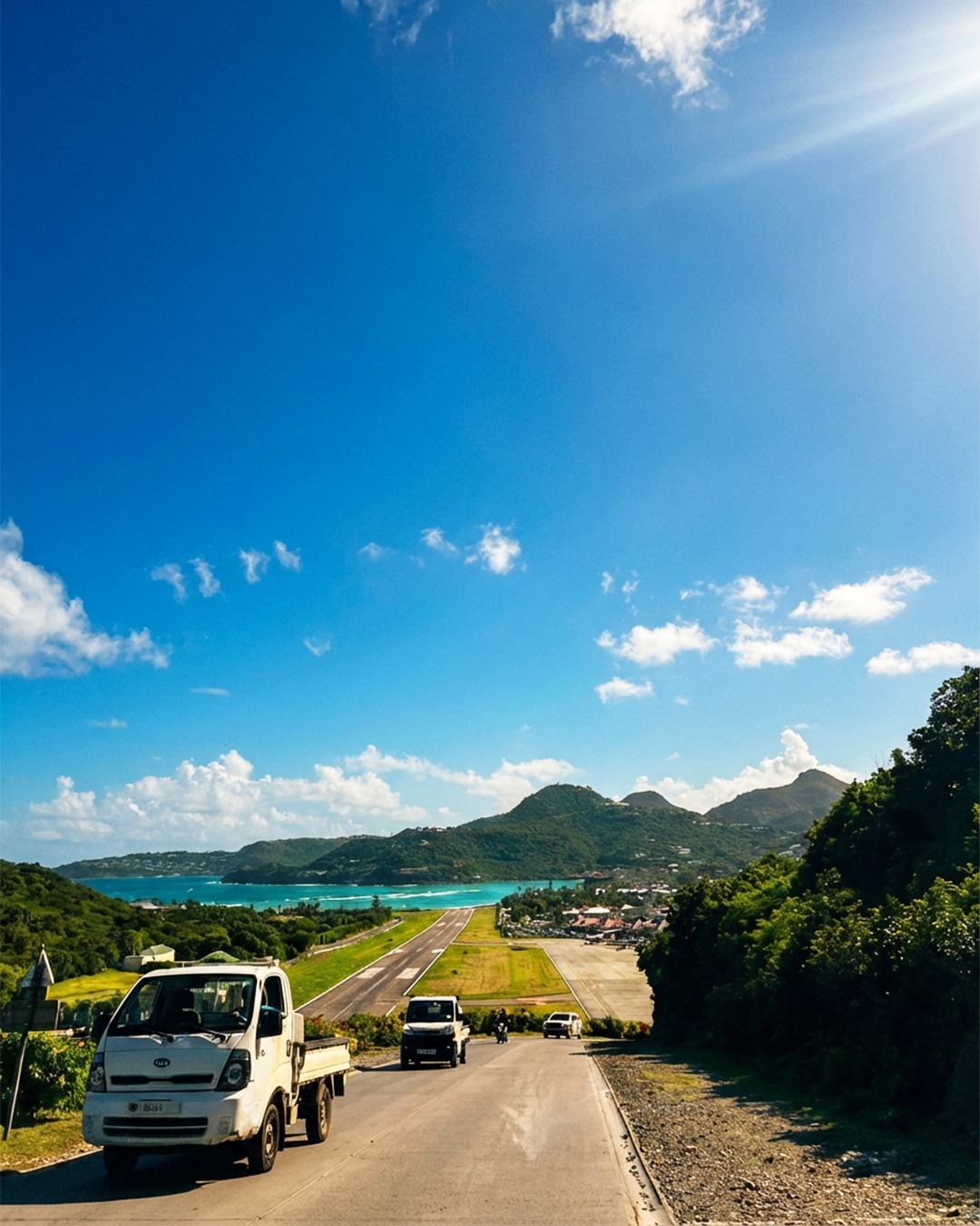 🇫🇷 Une route, une piste, la mer juste au bout. Quelques minutes encore, et l’île se dévoile vraiment.
L’arrivée fait déjà partie du voyage.
—————
🇬🇧 A road, a runway, the sea just beyond. Just a few more minutes, and the island reveals itself.
The arrival is already part of the experience.
#StBarth #Arrival #Island #Travel #Caribbean