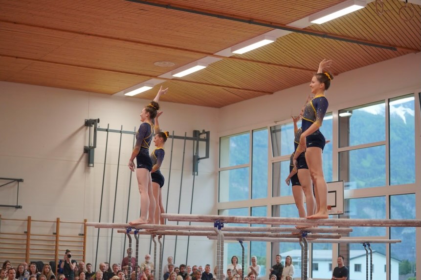 Alle Jahre wieder - das Showtraining vor heimischem Publikum findet grossen Anklang, ganz zur Freude aller Turner:innen. Anschliessend durfte ein gemütlicher Ausklang mit Familie, Freunden und Bekannten natürlich nicht fehlen. Das erste Kräftemessen für Team Aerobic, Barren und Schaukelringe steht in rund zwei Wochen, am @tannzapfe_cup, auf dem Programm. Etwas später, in rund einem Monat, sind wir am @appenzeller_kantonalturnfest am Start. Wir freuen uns auf die bevorstehende Saison - bis bald.
.
.
.
📸 Livia Zgraggen / Muriel Schuler
#tvschattdorf #mehralsturnen #turnenverbindet