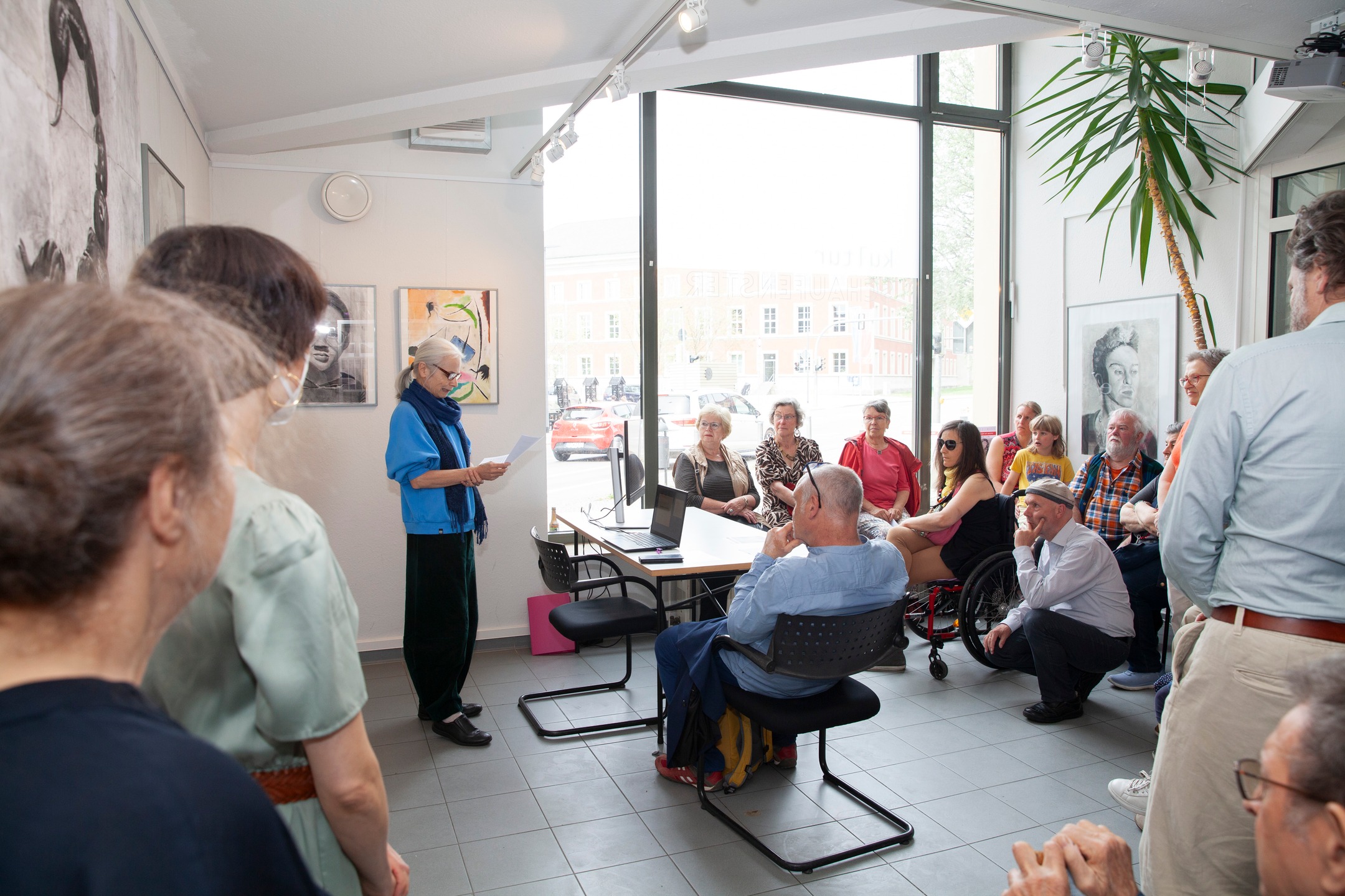 Vielen Dank an alle, die zur Eröffnung der Ausstellung von Leander Hallmann gekommen sind.✨
Im KulturSCHAUFENSTER präsentieren wir eine Serie von Zeichnungen und Gemälden, die in den vergangenen Monaten unter besonderen Bedingungen entstanden sind. Die Arbeiten bewegen sich zwischen Fragilität und Widerstandskraft und eröffnen einen eindringlichen Blick auf Fragen von Sichtbarkeit und gesellschaftlicher Verantwortung.
Die Ausstellung ist noch bis zum 29.05. im KulturSCHAUFENSTER zu sehen – wir freuen uns auf euren Besuch.