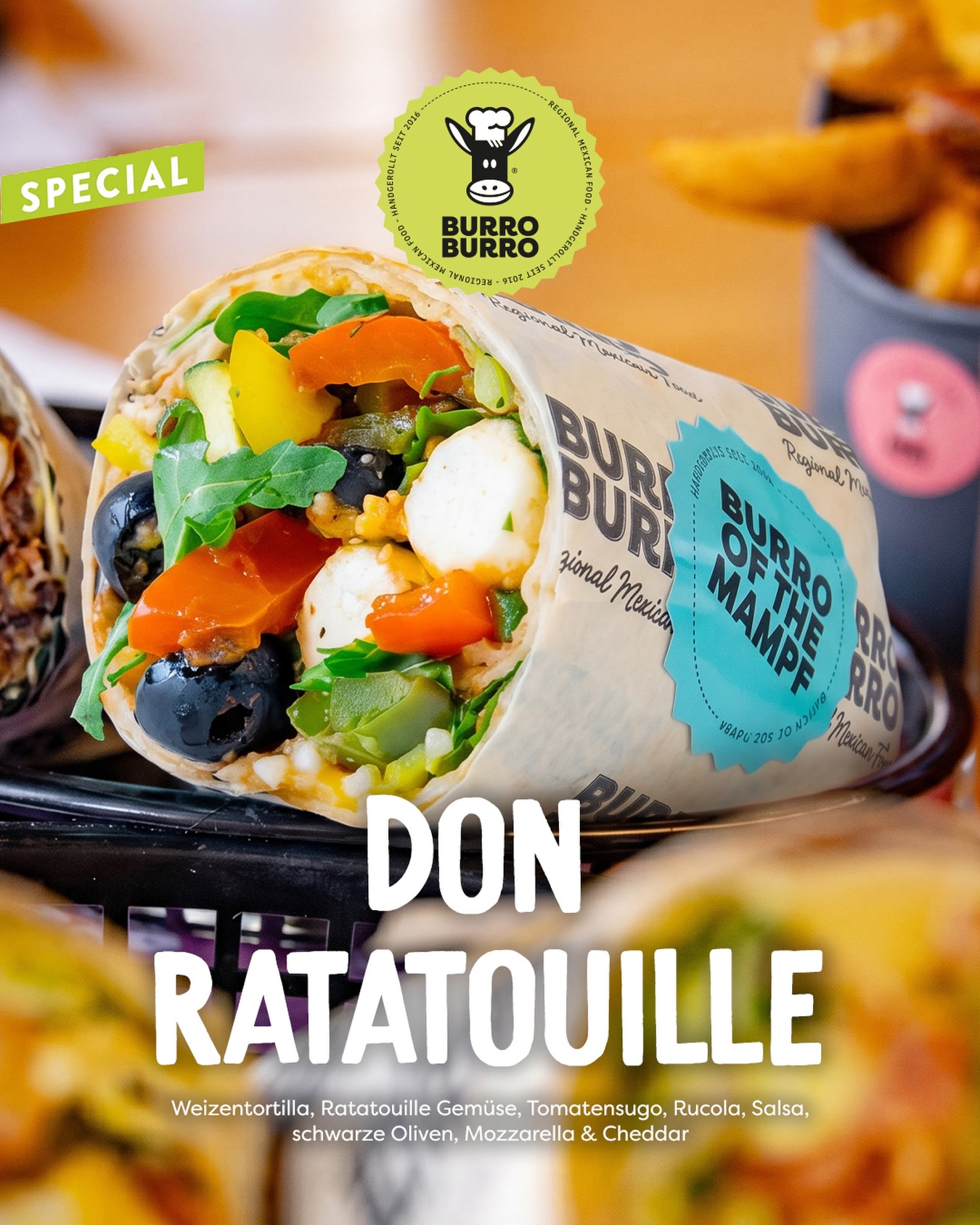 Der neue Don ist in der Stadt 👑🔥
Don RATATOUILLE – und der hat es in sich:
Saftiges Ratatouille-Gemüse trifft auf würzigen Tomatensugo, frischen Rucola und eine feine Salsa. Getoppt mit schwarzen Oliven und einer perfekten Mischung aus Mozzarella & Cheddar – alles eingerollt in eine warme Weizentortilla.
Ein Biss und du weißt: Das ist kein gewöhnlicher Don… das ist Geschmack mit Ansage 💥🌯
Hol ihn dir jetzt.