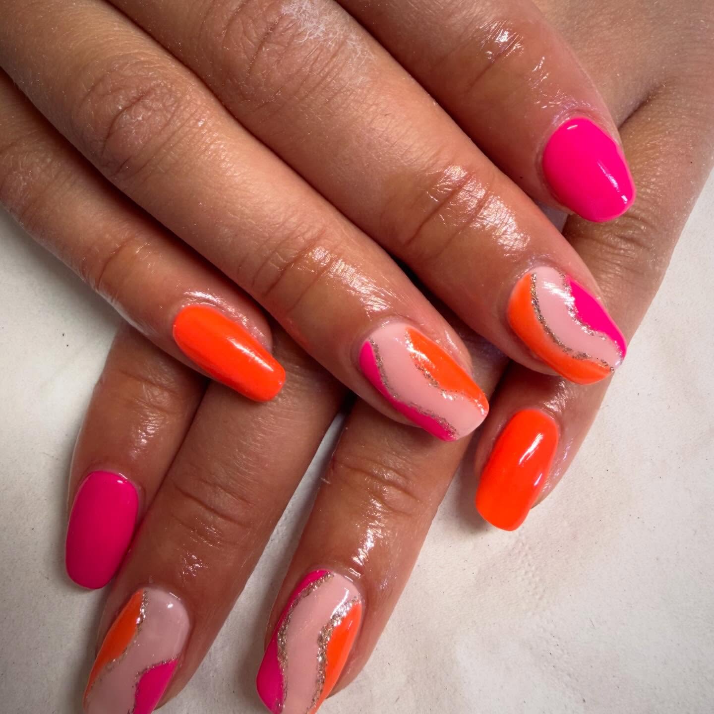 Chic, sleek, and hen party ready 🩷🧡 using @izabellehammonuk colours - ‘case of amnesia and jungle fever’
#henparty #pinkandorange #nailinstagram #calgeluk #norwichsalon