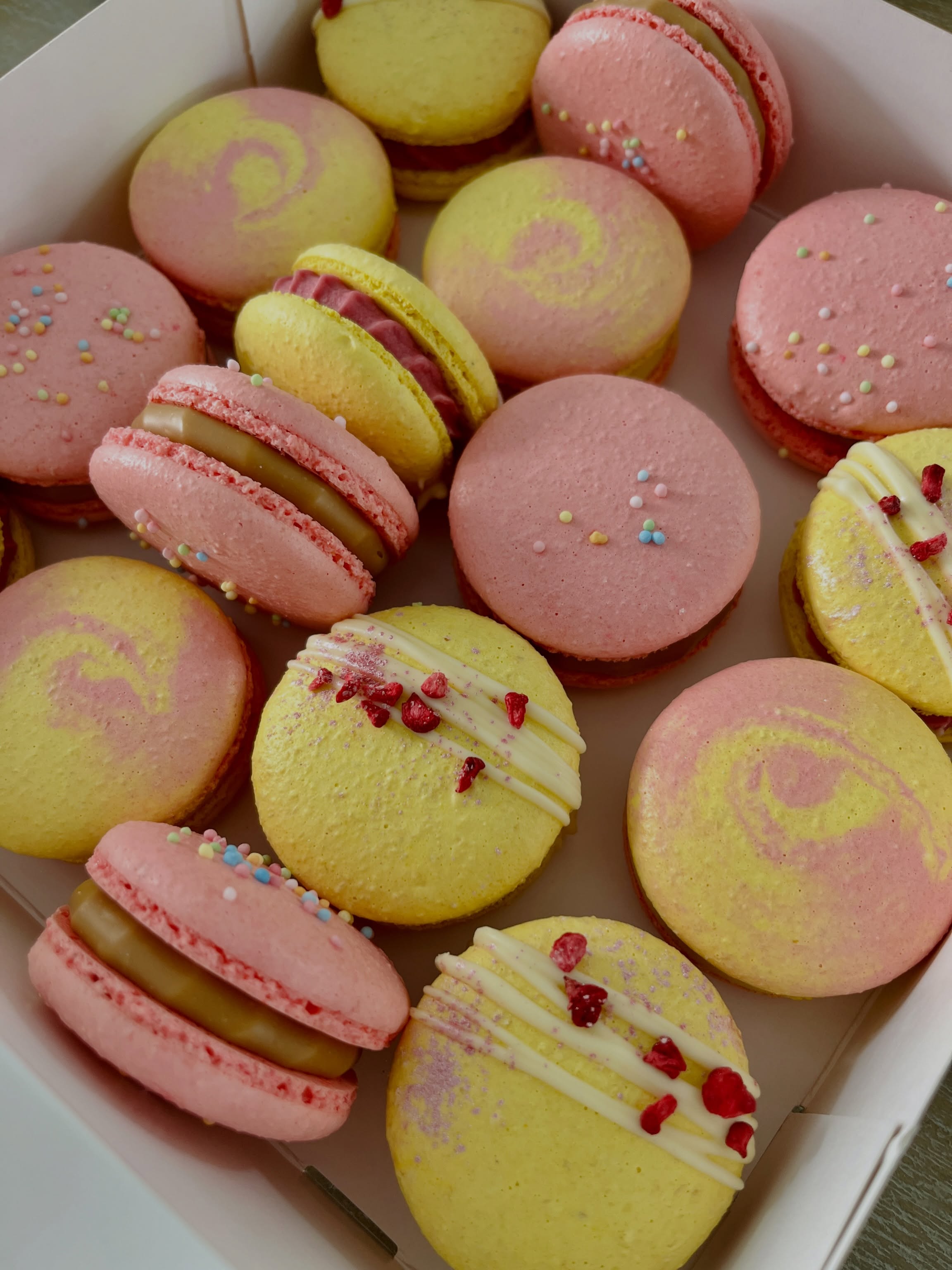🌸Moedertjesdag sweetbox🌸
Goed nieuws! Een beetje last-minute maar omdat jullie ernaar vroegen, kan je een heerlijke sweetbox bestellen voor de liefste mama (of voor jezelf) 💕
Moederdag Sweetbox - 18 euro
- mini tartelette framboos witte chocolade
- mini tartelette caramel melkchocolade
- 4 macarons: passievrucht, framboos, salted caramel & bueno
- brookie (heerlijke mix van brownie en cookie)
Zoals steeds mooi verpakt als cadeautje en in leuke pastelkleurtjes. Geïnteresseerd? Stuur me dan snel een berichtje, want het aanbod is beperkt.
Ophalen kan op zaterdag 9 mei tussen 11 en 12 uur, Watersnipstraat 8 in Oostende. Betalen kan bij ophaling cash of via Bancontact Pay (het vroeger Payconiq).