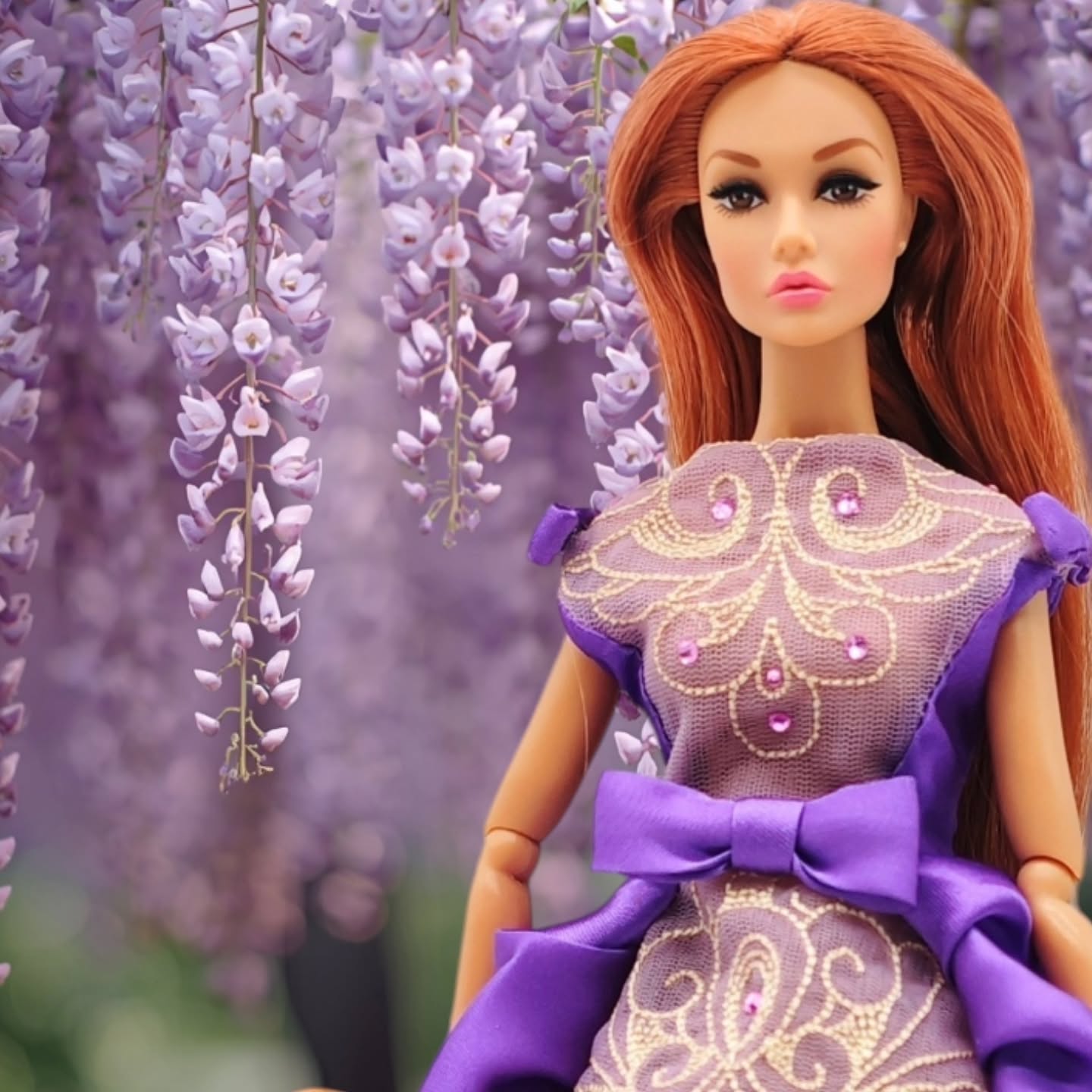 Wisteria in three acts: the bloom, the brushstrokes, the dress.
Swipe to follow the full Wisteria storyline — the real bloom, the watercolour dream, and the couture it inspired.
Tell me your favourite:
the flower that caught your eye,
the sketch that caught your heart,
or the dress that stole the spotlight?
Wisteria, in all her purple glory by www.gtGdollwear.com
#gtGdollwear #poppyparkerdoll #integritytoysdoll #fashionroyalty
#watercolor