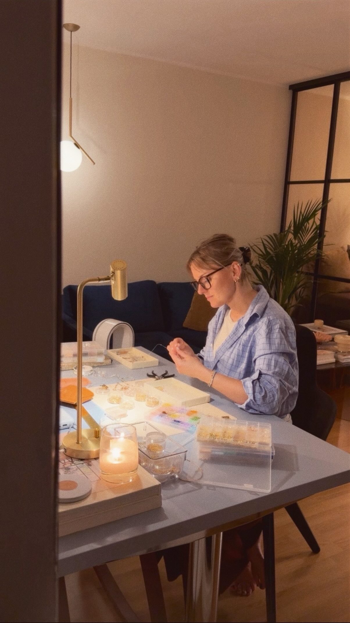 The best time of the year. Warm evenings, balcony doors open, soft air drifting in. Good music playing, the city humming somewhere in the background.
Love those evenings when I can just sit and bead after long days. No rush & just slowing down
Simple, calm, mine ♡