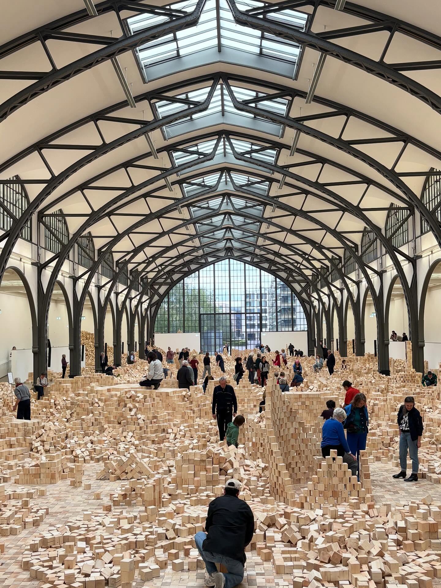 Wir waren gestern im Hamburger Bahnhof in Berlin. Dort hat die Künstlerin Lina Lapelytè in Kooperation mit der Chanel Commission eine wunderbare Inszenierung entworfen. Eine Landschaft aus 400.000 Holzwürfeln. Die Besucher verändern die Arbeit stetig. Jeder der bis Januar 2027 in Berlin ist muss diese Ausstellung unbedingt besuchen! #mustsee #berlin #exhibition #chanelcommission