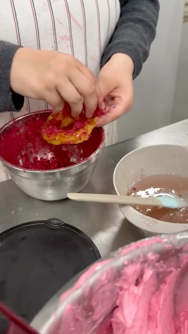Malinové nebo žloutkové? 🍓✨
Kuba vám ukáže, jak plníme a zdobíme věnečky. Pečlivě, jeden po druhém a vždy s úsměvem. 💛
Jedno je ale jisté už teď, jeden stačit nebude! 😋
#etincellecz #socialnipodnik #hendikepneniprekazka #cukrarna #udvourohliku