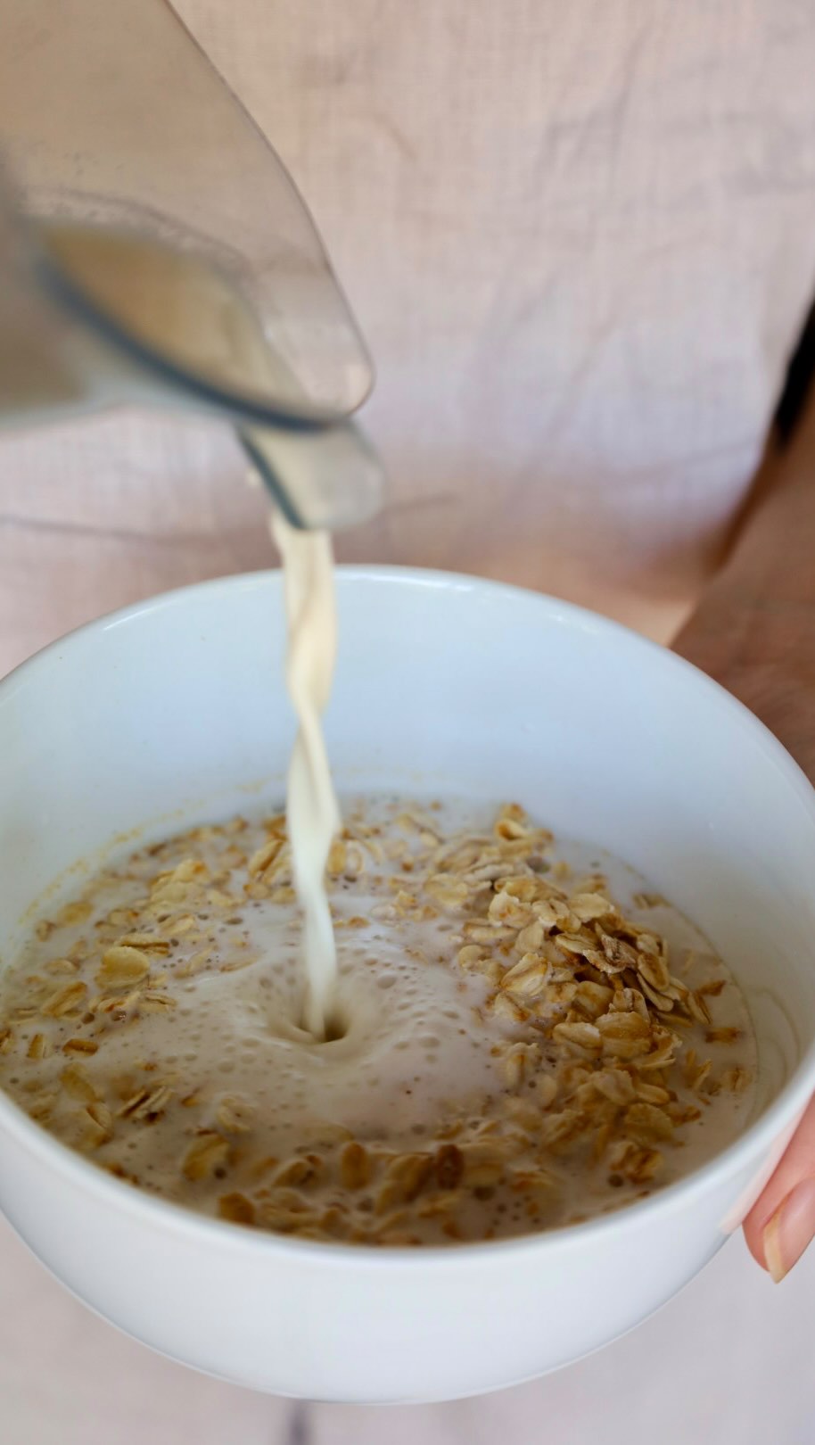 This is what I refer to as Quick Milk - an easy solution to when you are in need of (plant-based) milk.
In a high-speed blender blend 2-3 tbsp nut butter/ hemp seeds/ tahini until completely smooth 🥛 Perfect for your cereal or overnight oats!
#veganerezepte #nutbutter #nutmilk #tahini
