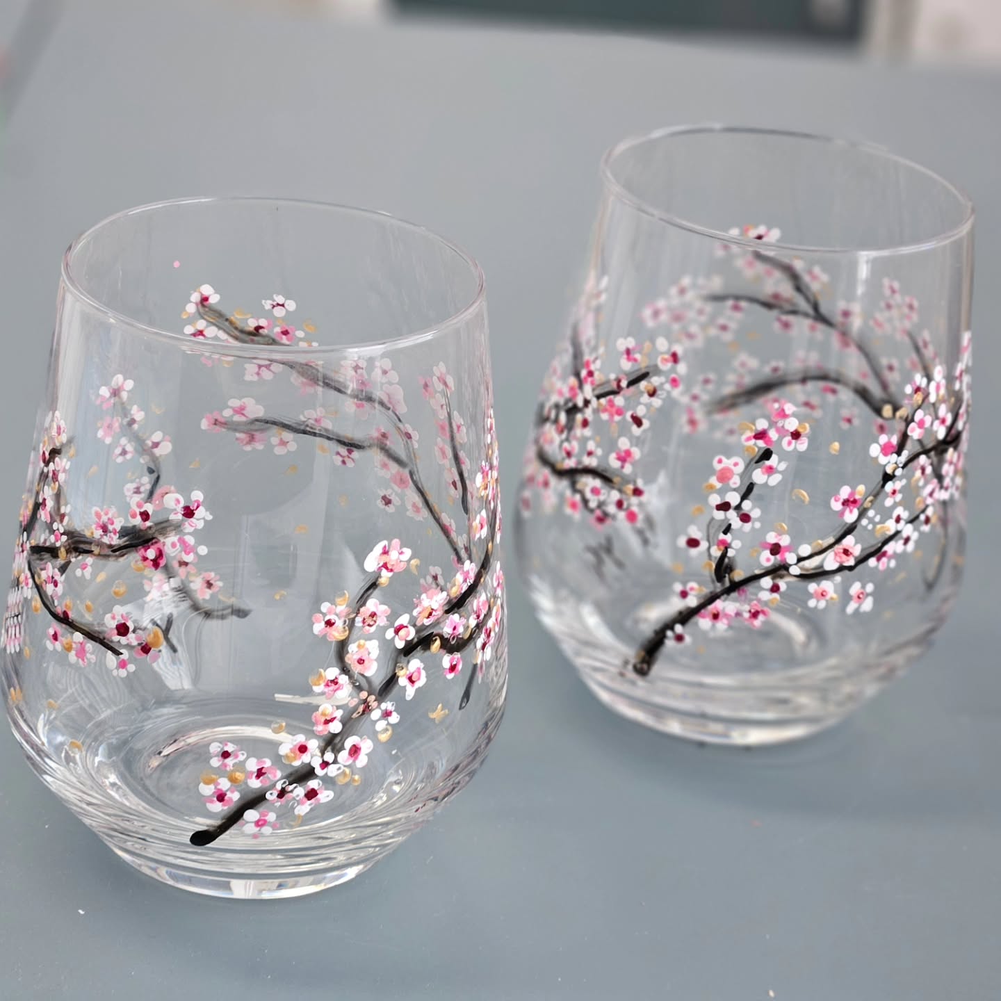 Weekend vol met schilderen op glas en theepotjes. Van wijnglas tot waterglazen, ze zijn allemaal erg mooi. Bijzondere theekopjes for one met geweldige beschilderingen. Super blij. Dit is niet alles, ik lijk niet meer foto's te kunnen plaatsen in 1 post
Heb je deze workshops gemist? Blossom glasses staat nog een workshop op mijn website om op on te schrijven. Deze workshops kan ook gegeven worden als je een feestje hebt op locatie (privé workshop)mail me gerust.
www.pastellum.nl lisa@pastellum.nl
#bloesem #schilderen #glas #wijnglas #teaforone