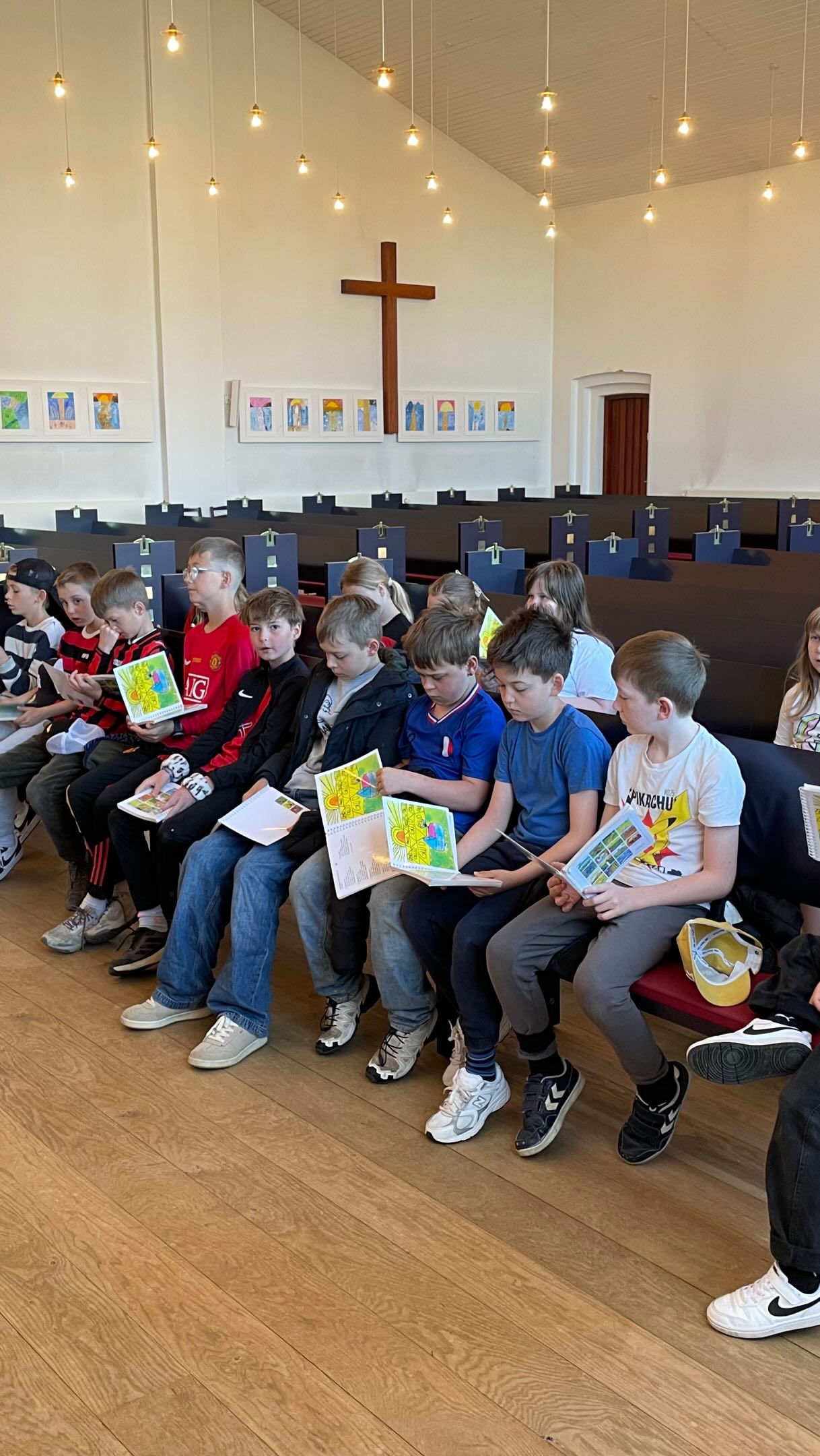MENS ‘DE RIGTIGE’ KONFIRMANDER’ i 7. klasse gik til konfirmationsforberedelse og blev konfirmeret for nylig, gik eleverne i vores 3. klasse til mini-konfirmand 💒
Det var Jonas, som er præst i Herning Valgmenighedskirke, der stod for forløbet og for at fortælle vores elever om kirken og ritualerne - og særligt om perioden mellem Påske og Pinse.
Det blev også til et besøg i Herning Valgmenighedskirke en dag, hvor vi havde det hele for os selv, så vi rigtig kunne se og røre det hele - og spørge om alting 😃
Vi fik endda lov til at prøve at sidde ved orglet 🎶
Tusind tak fordi vi måtte komme - og for at svare på vores mange spørgsmål, Jonas 😃
#minikonfirmand #HerningValgmenighedskirke #Friskoleliv #HerningFriskole #etgodtstedatlæreværeogvokse