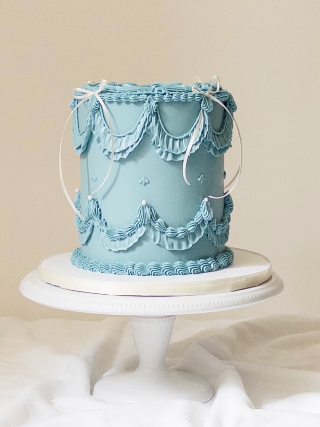 Ruffles and bows for a bridal shower 🎀💙
#bridalshowercake #vintagecake #torontocakes #bowcake #torontocakeartist
