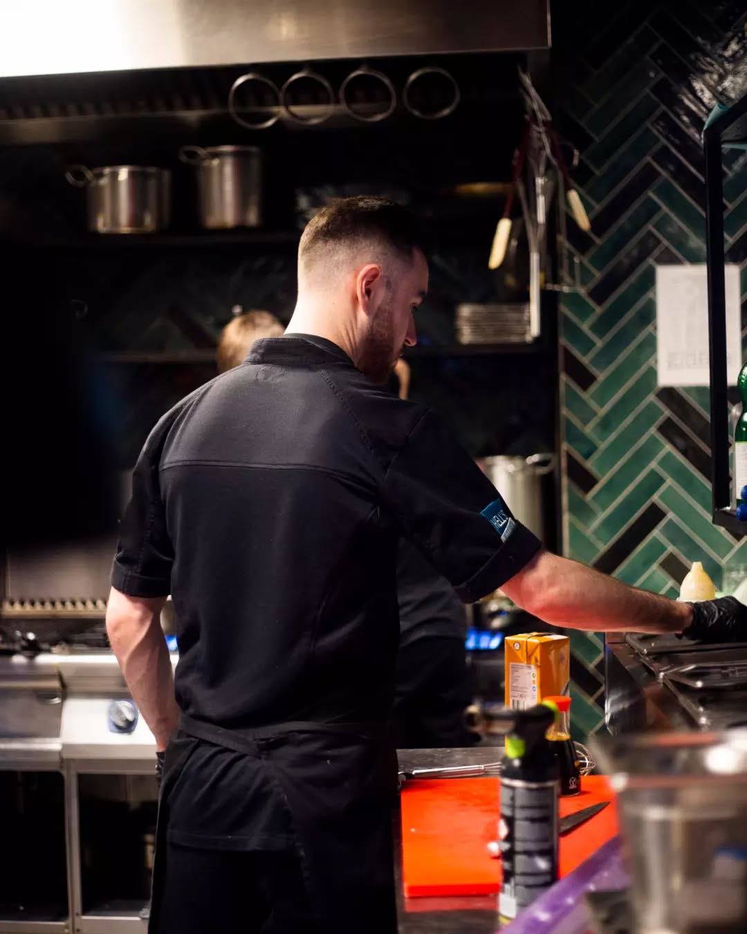 In het hart van onze zaak. De kanjers in de keuken die magie maken. 💫
#vlaardingen #hethartvanvlaardingen #vlaardingenfood #uitetenvlaardingen #vlaardingenhotspot