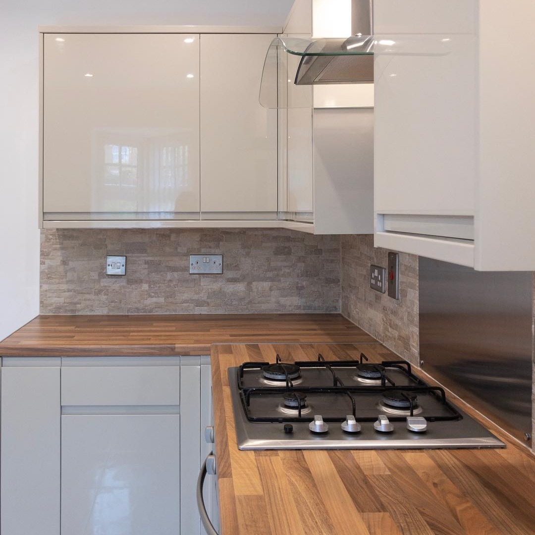 Gorgeous glossy kitchen in this beautiful house last week! 🧽✨