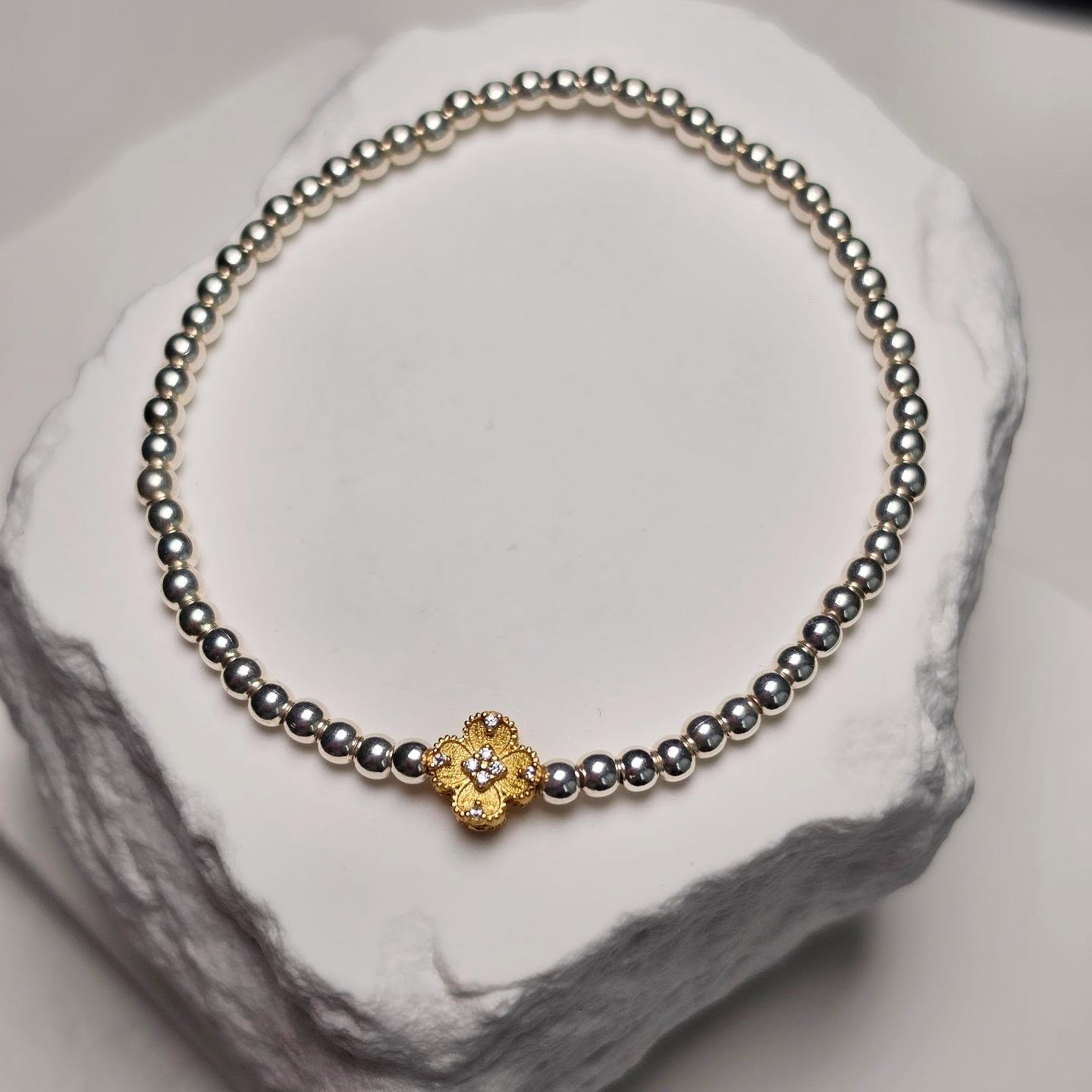 Dieses edle Armband aus Sterling Silber 925 vereint minimalistisches Design mit einem besonderen Blickfang. Die feinen Silberkugeln sorgen für einen zeitlosen Look, der sich mühelos zu jedem Outfit kombinieren lässt.
💛 Highlight: Das filigrane Blumen-Element ist aus 925 Sterling Silber gefertigt und mit 14 Karat vergoldet. Verziert mit Zirkonien, bringt es einen Hauch von Luxus und Eleganz an dein Handgelenk.
✔ 925 Sterling Silber
✔ Blumen-Element 14K vergoldet
✔ Dezente, funkelnde Akzente
✔ Zeitlos & kombinierbar
Ein stilvolles Schmuckstück für jeden Anlass – oder das perfekte Geschenk für jemanden, der dir am Herzen liegt.
#schmuckliebe #sterlingsilber #geschenkideen #armbandliebe #minimalstyle