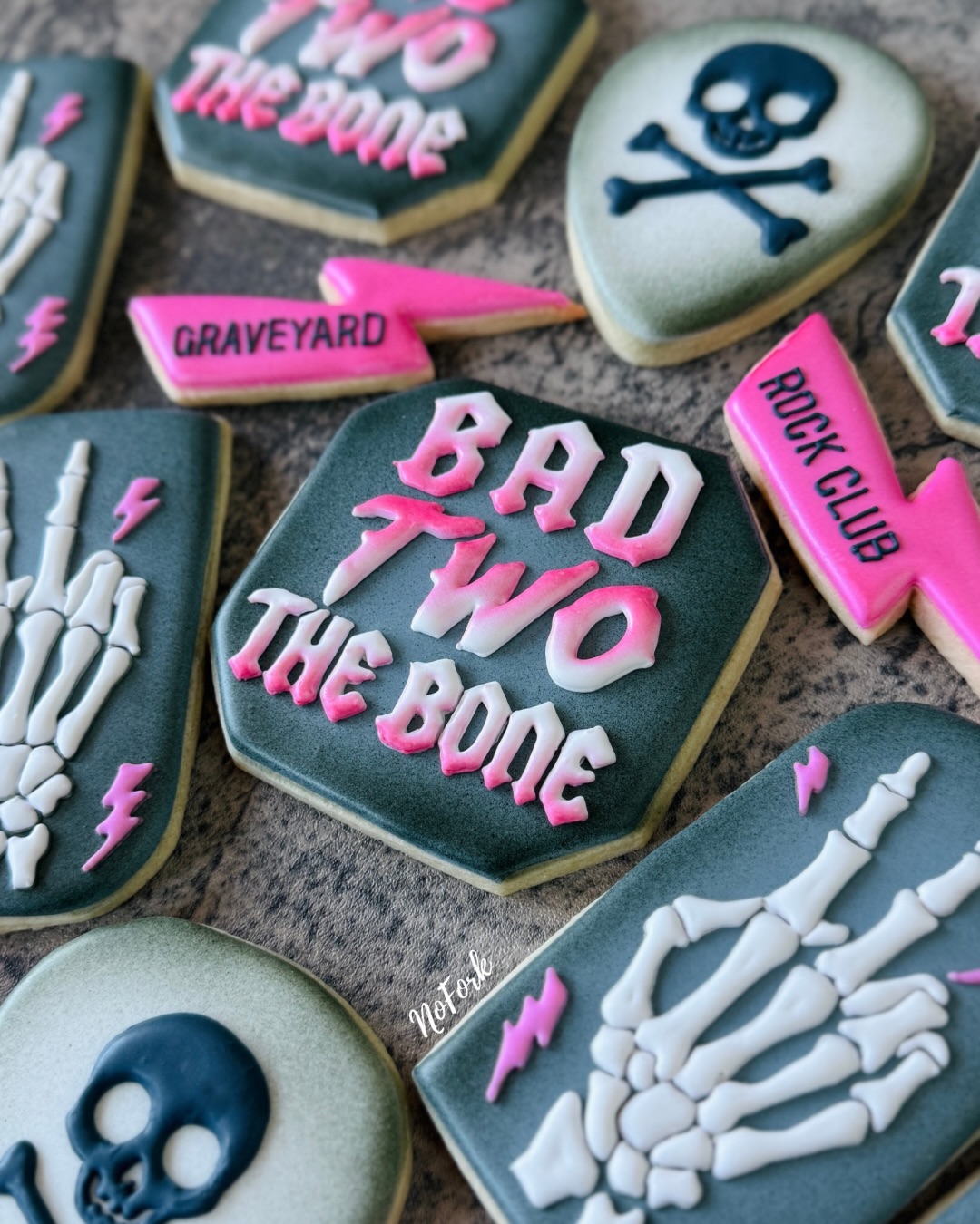 Then your favorite maniac turns✌🏼and requests skeleton cookies…could we say no?🤷🏻♀️
Nope💀
Thank you @melanconautumn for letting me do Lilah’s cookies since she was still in the womb 🥹💕
#nofork #celebratingmadeeasy #eatwithyourhands #noutensilsrequired #custombakery