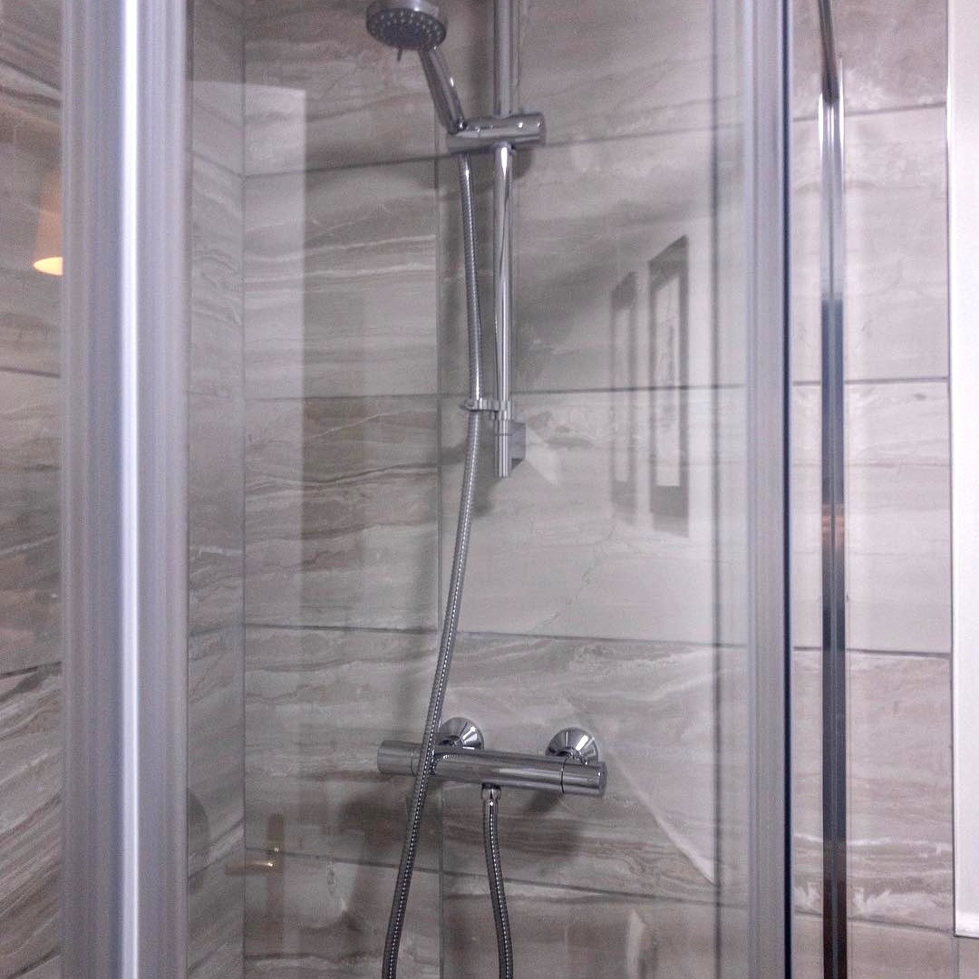 Clean and fresh shower 🧽✨ I'm currently reading the book 'Girl with a Pearl Earring' by Tracy Chevalier, and there's a line where the protaganist makes a comment about her back aching. That's one fictional character I can definitely relate to, as me and my back are not friends at the moment! However, it's nothing that a bit of R&R and some yoga won't fix, so get in touch if you'd like your home to look beautiful and sparkling 🧽✨