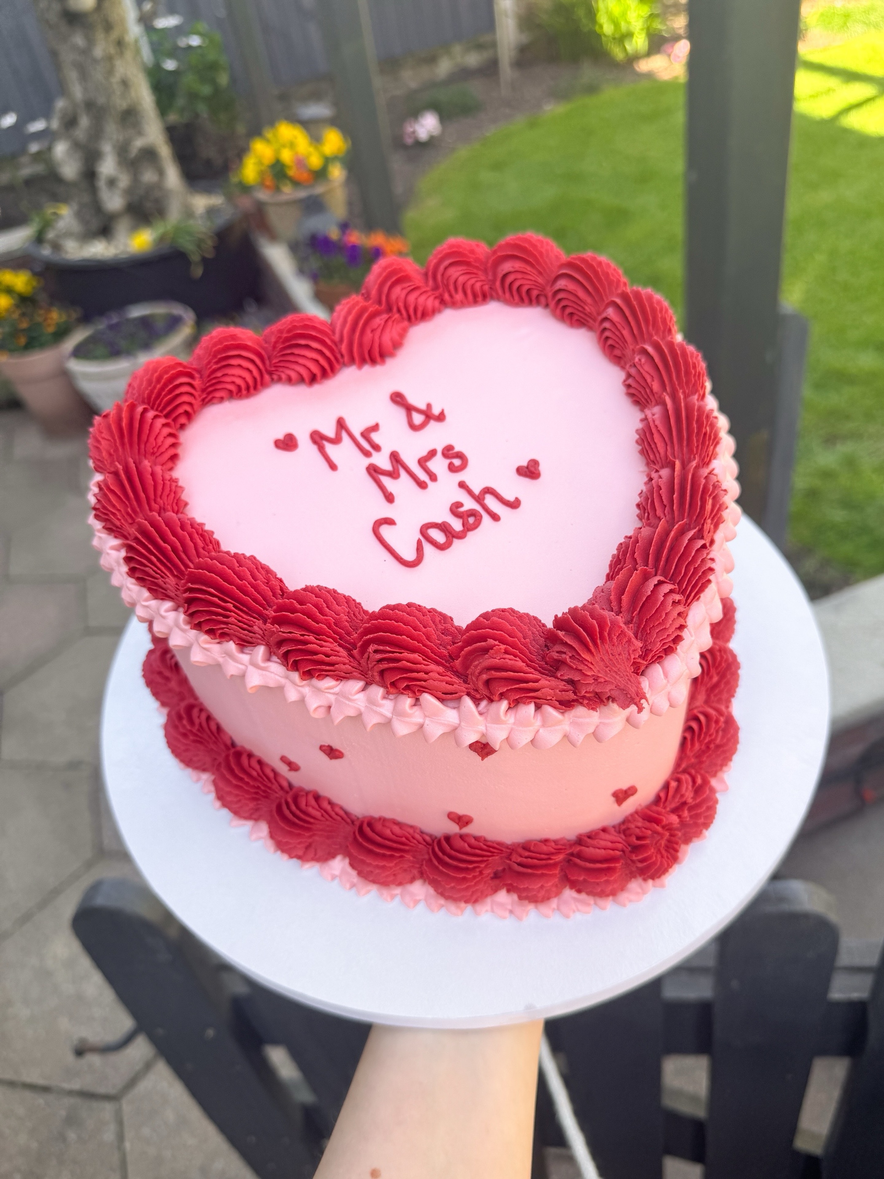 Mr & Mrs 💌❤️
Soft pinks, bold reds, and all the vintage piping…
Clean, classic, and always a favourite
Heart cakes just do it every time 🫶🏼
If you’re planning something special and fancy something like this, send over an enquiry form with:
• servings
• flavour
• colour / vibe
and I’ll create something to suit ✨
#derbybakery #heartcake #vintagecake #veganbakes #buttercreamcake