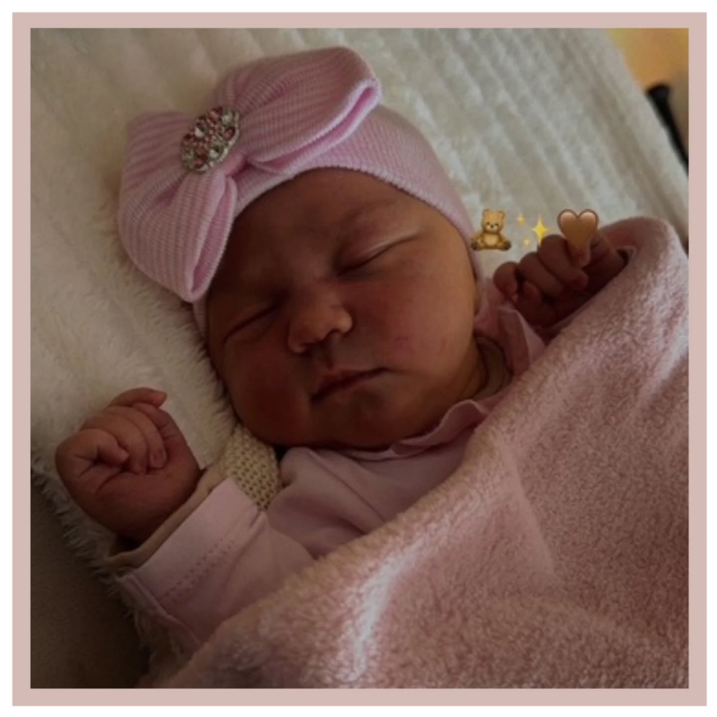 WELKOM JENNA! 🩷
Dit lieve meisje werd geboren op 30-4-2026 om 20:38 uur. Ze woog 3865 gram bij 41+2 weken.
Haar moeder Dewy en haar vader Mathijs leerden we kennen in de zwangerschap van grote zus Jazzlyn. De bevalling ging toen goed en vlot, dus daar hoopten we dit keer weer op!
Dewy belde rond 17:45u naar Tessa om te vertellen dat de weeën waren begonnen. 📞 Tessa kwam bij hen thuis langs en voelde dat Dewy 3 cm had. Een prima start, en nog mooi op tijd om richting het kraamhotel te gaan. Ze belde ook meteen naar Joyce, die om 19:00u de dienst kwam overnemen. We troffen elkaar met zijn allen op de parkeerplaats van het kraamhotel en gingen samen naar boven, waar het bad al vol was gelopen. 🛁 Dewy ging in bad, maar merkte direct dat ze de weeën te heftig vond. Ze had weinig pauze en de weeën waren intens en moeilijk op te vangen. Ze besloot dat ze graag iets voor de pijn wilde.
Omdat de vorige bevalling ook vlot was gegaan besprak Joyce met Dewy & Mathijs dat de kans groot was dat ze pijnstilling niet meer ging redden. In overleg besloten we om de vliezen te breken 💦 en daarna het hartfilmpje te gaan aansluiten op de verloskamers, met de stiekeme hoop dat Dewy persdrang zou krijgen voordat de 30 minuten van het hartfilmpje om zouden zijn. 🤭 Alsof Jenna er op had zitten wachten... Precies toen de 30 minuten om waren kreeg Dewy meer drukgevoel, en bij de eerste keer persen zagen we al direct Jenna's mooie haartjes verschijnen! 3 minuten later werd dit mooie meisje geboren! 💕
Wat heb je het knap gedaan Dewy! Je mag onwijs trots zijn! Lieve Dewy & Mathijs, geniet van jullie mooie meiden. 😍 Veel liefs, team LEV. 🤎
#kleinzusje #geboorte #bevalling #verloskundige #welkom