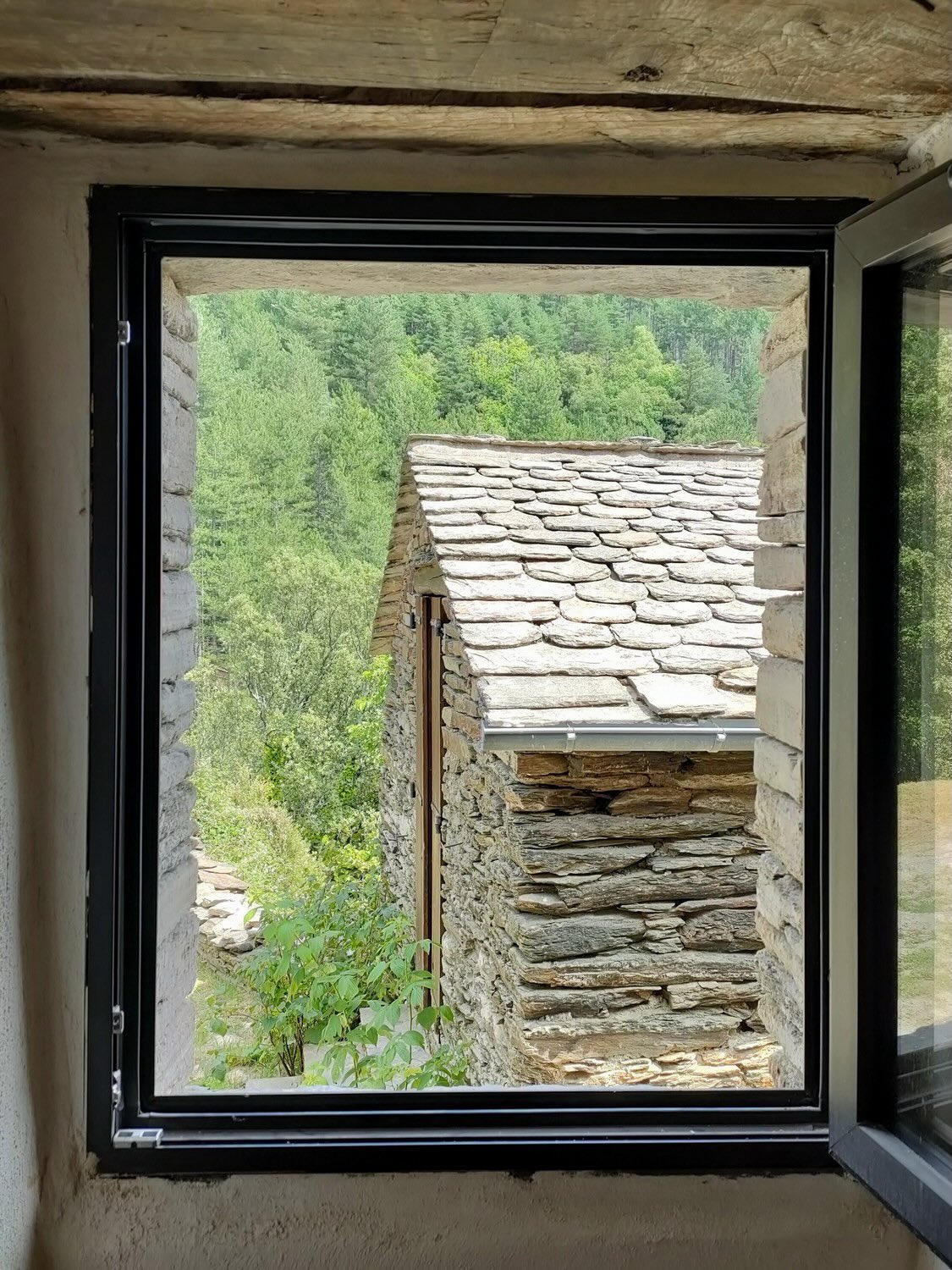 Fragments de paysage #03
Entre matière et lumière,
le regard trouve sa place.
Un cadre précis,
pour une perception apaisée.
Cyril Curto Architecte
#lozere #cevennes #alès #montpellier