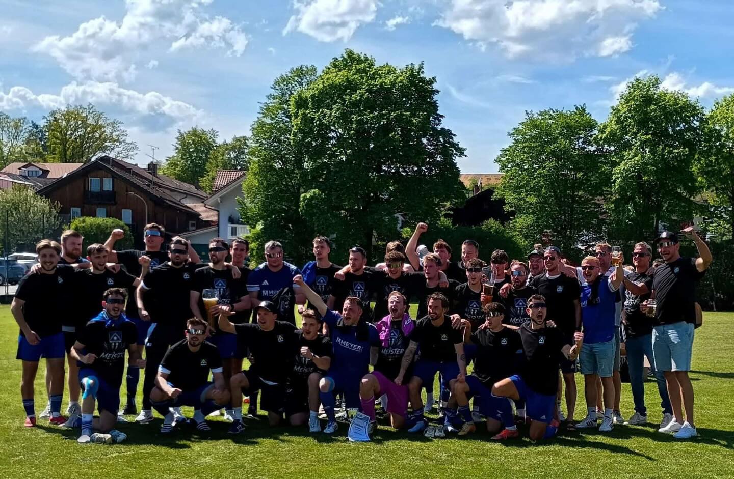 ENDLICH MEISTER!🏆🔵🟡
Gestern konnte unsere erste Mannschaft die Meisterschaft in der Kreisklasse, mit einem 2:1 Sieg in Glonn besiegeln. Gratulation an alle Beteiligten und alles Gute für die kommende Kreisliga-Saison!🔥