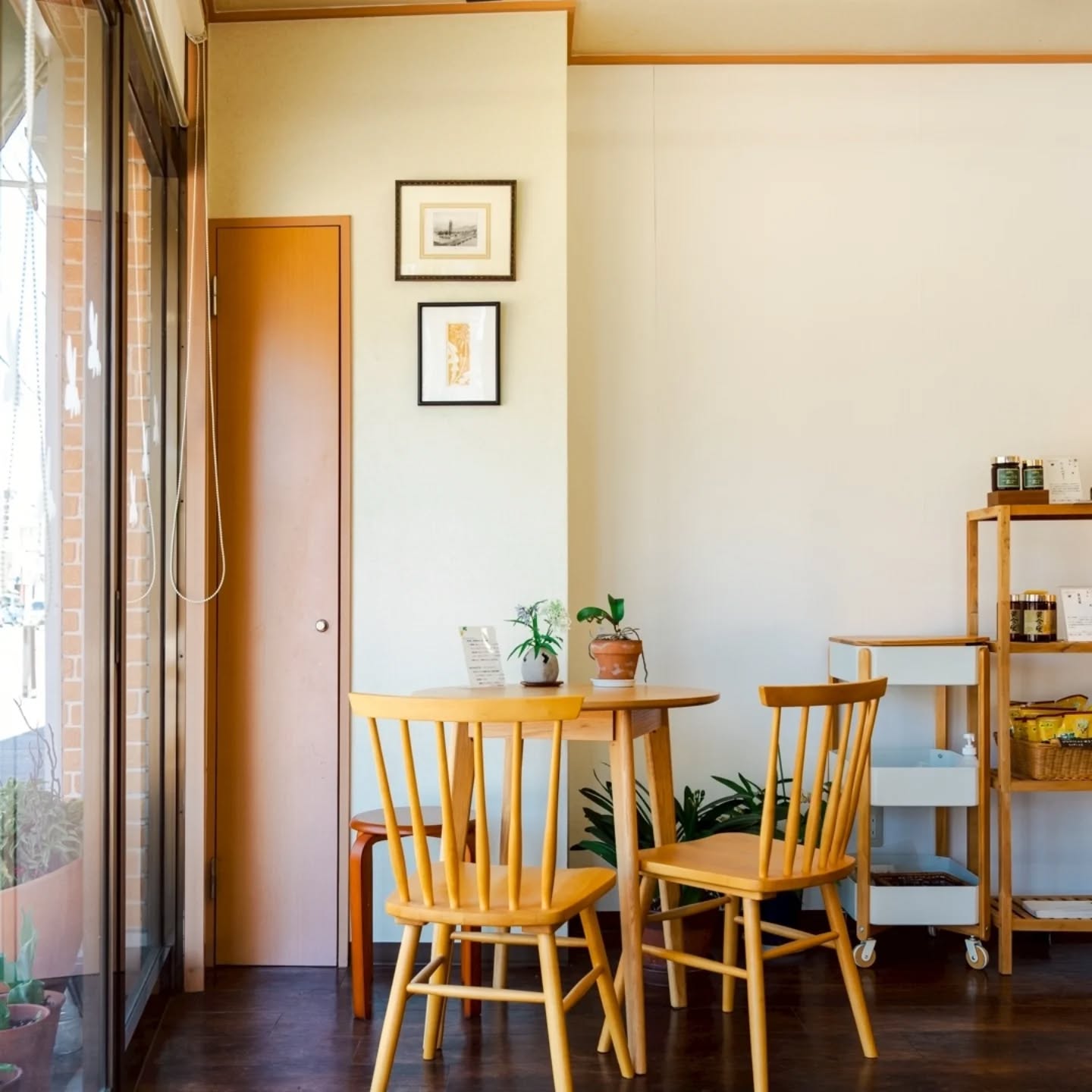 富山・いたち川沿いの小さなはちみつ専門店「花めぐり」です🍯
日本各地の養蜂家さんから届く、国産の単花蜜を中心に販売しています。
花の種類ごとに変わる、香りや味わいの違いをぜひお楽しみください。
店頭では試食もご用意しています◎
併設のカフェスペースでは、
はちみつを使ったドリンクもお楽しみいただけます☕🍯
駐車場もございますので、お気軽にお立ち寄りください🚗
【営業時間】
10:00〜18:00
(定休日:日・月)
【場所】
富山市向川原町3-13
(中央通り近く・いたち川沿い)
【電話】
076-422-8383
【メール】
hanameguri.toyama@gmail.com
▼公式ホームページは
プロフィールのリンクからご覧いただけます🍯
#花めぐり
#国産はちみつ
#はちみつ専門店
#富山カフェ
#いたち川