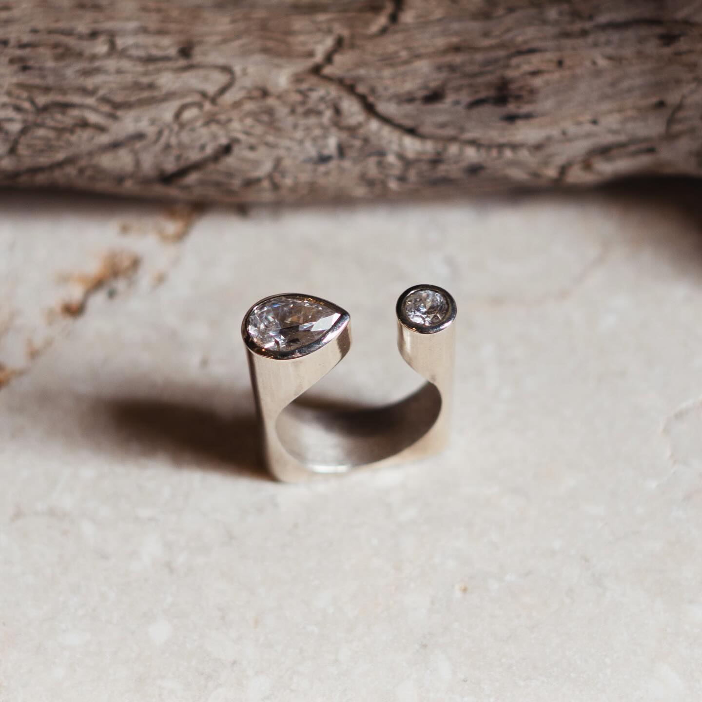 ✨Bague Seventies✨
Lignes pures, lumière brute, matière vivante🌙
Une bague comme une sculpture à porter✨
Découvrez aussi nos cours de sculpture sur cire à l’atelier✨
🌙Réservation sur notre site (lien) 🏹ou en mp✨